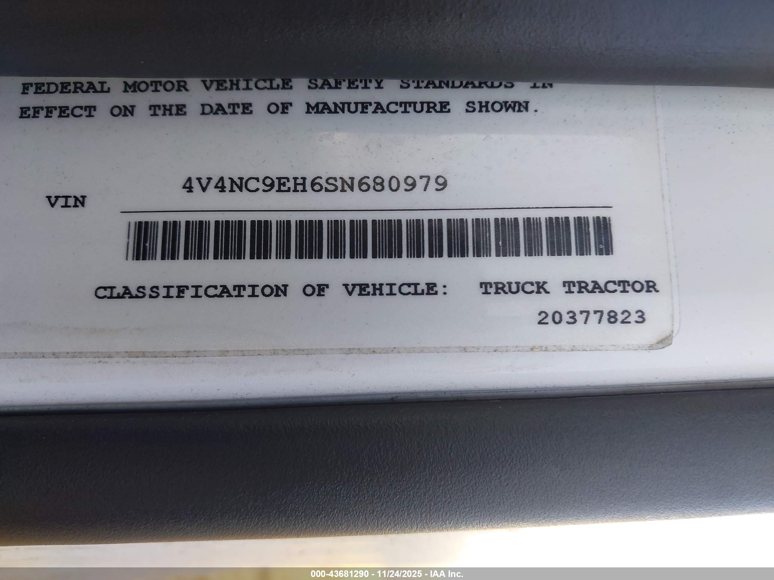 VOLVO VNL image 9