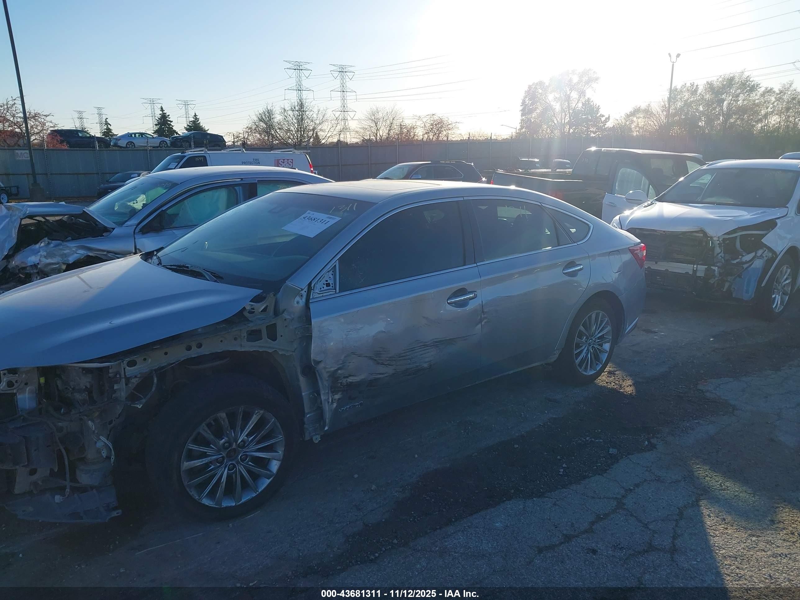 TOYOTA AVALON image 2