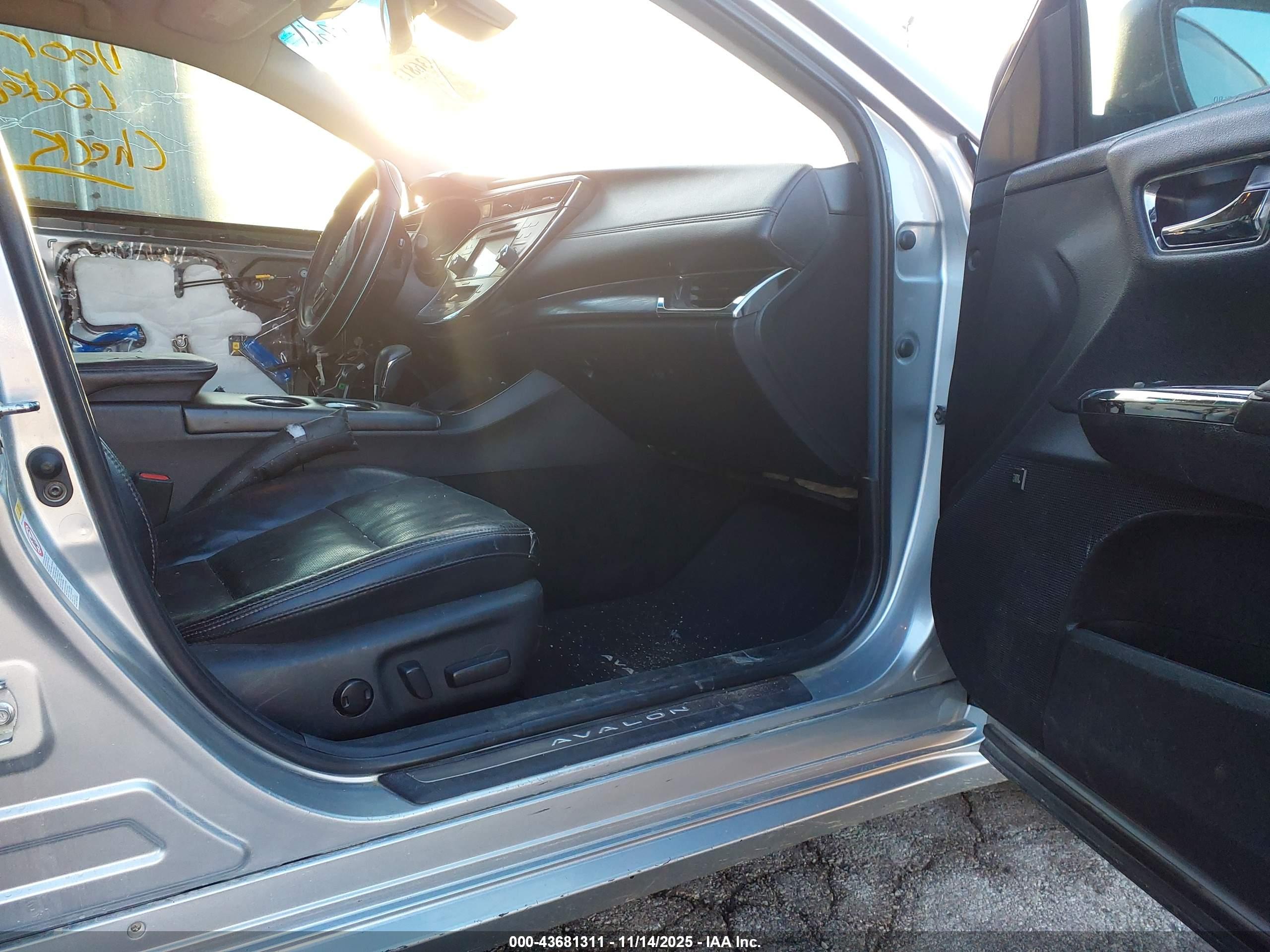 TOYOTA AVALON image 5