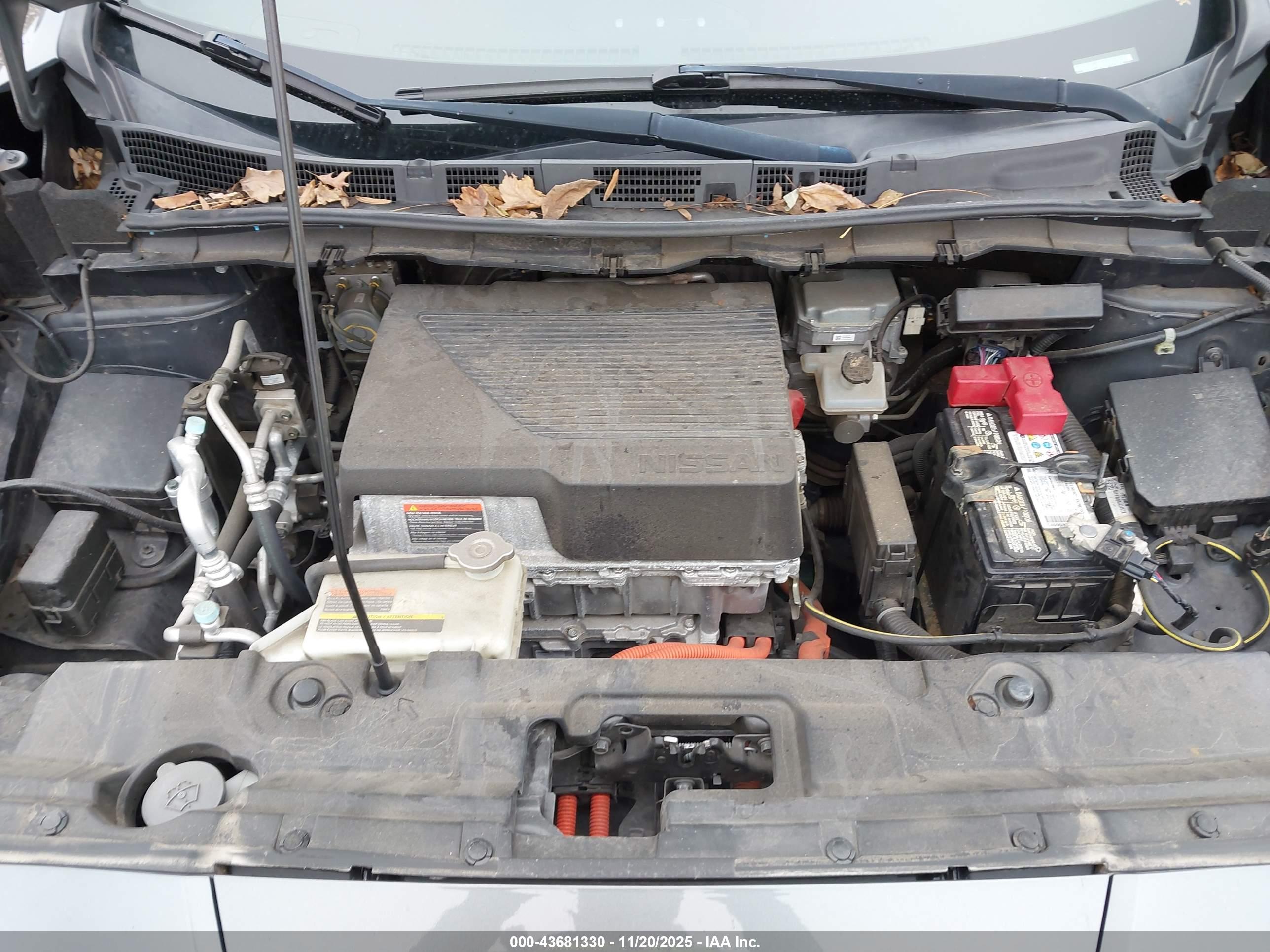 NISSAN LEAF image 10