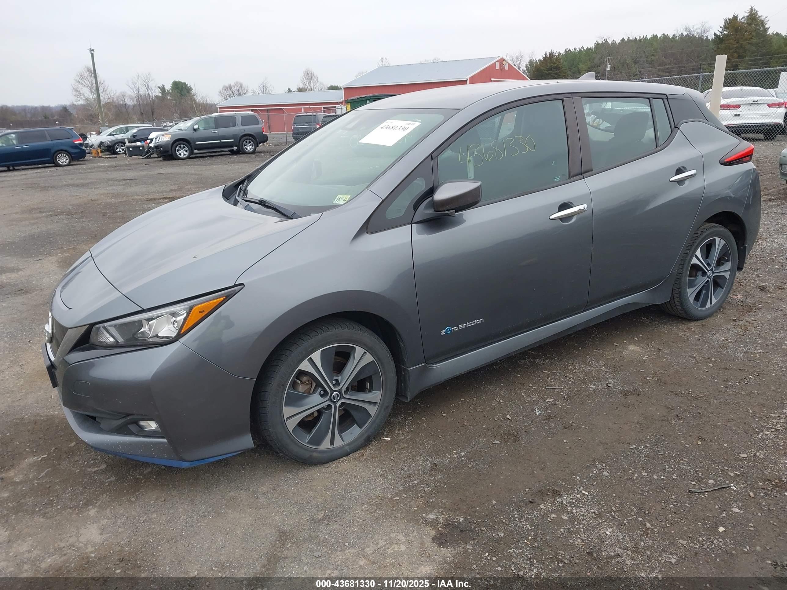 NISSAN LEAF image 2