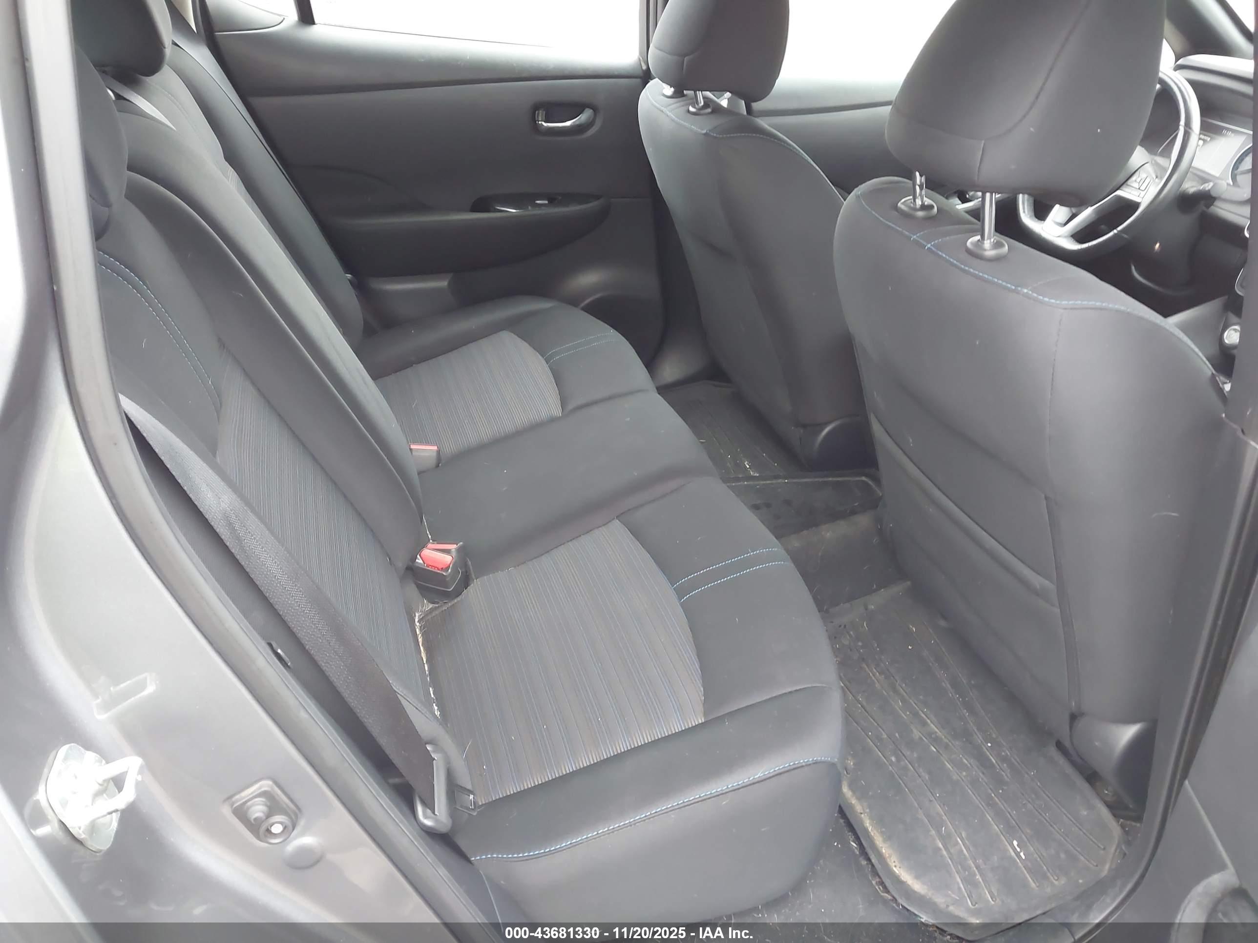 NISSAN LEAF image 8