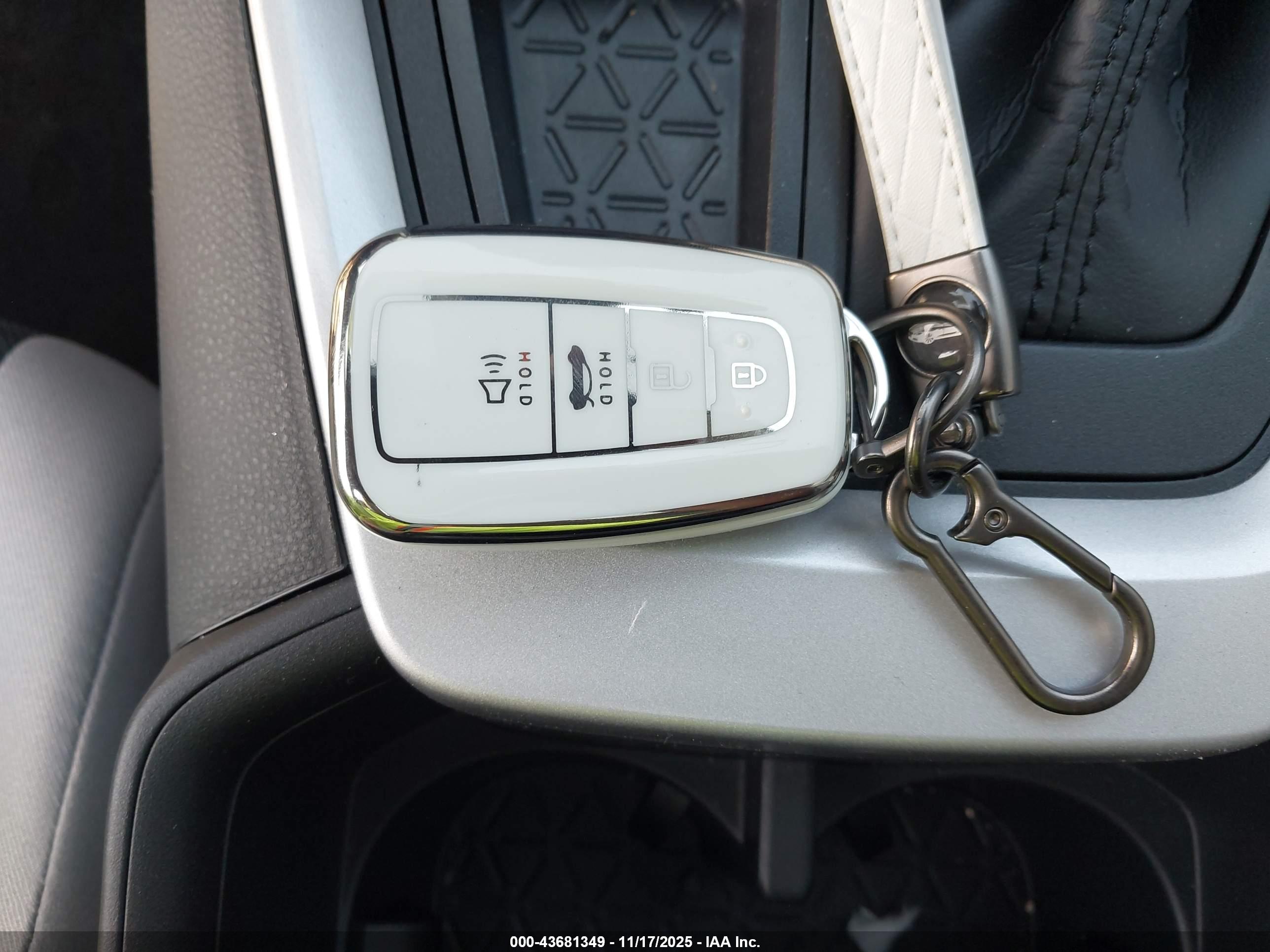 TOYOTA RAV4 image 11