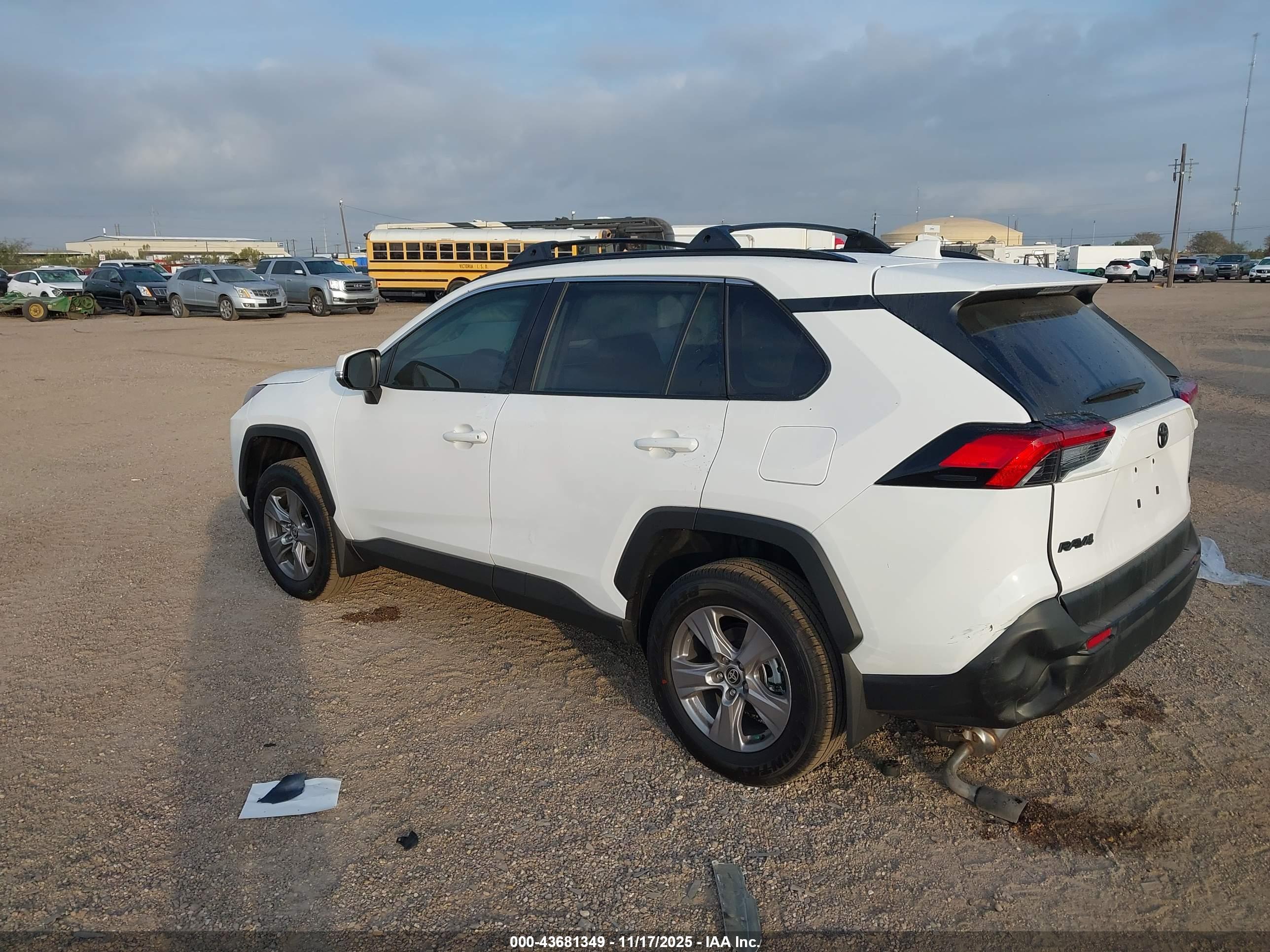 TOYOTA RAV4 image 3