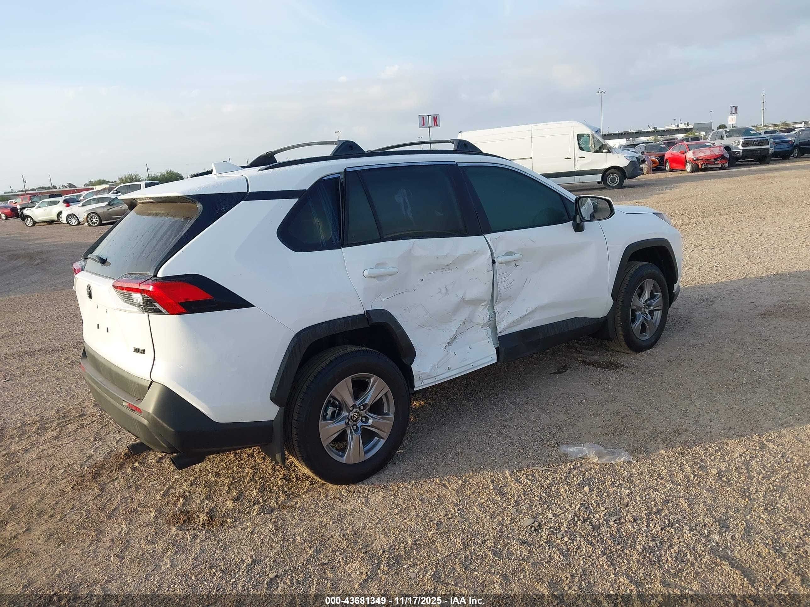 TOYOTA RAV4 image 4