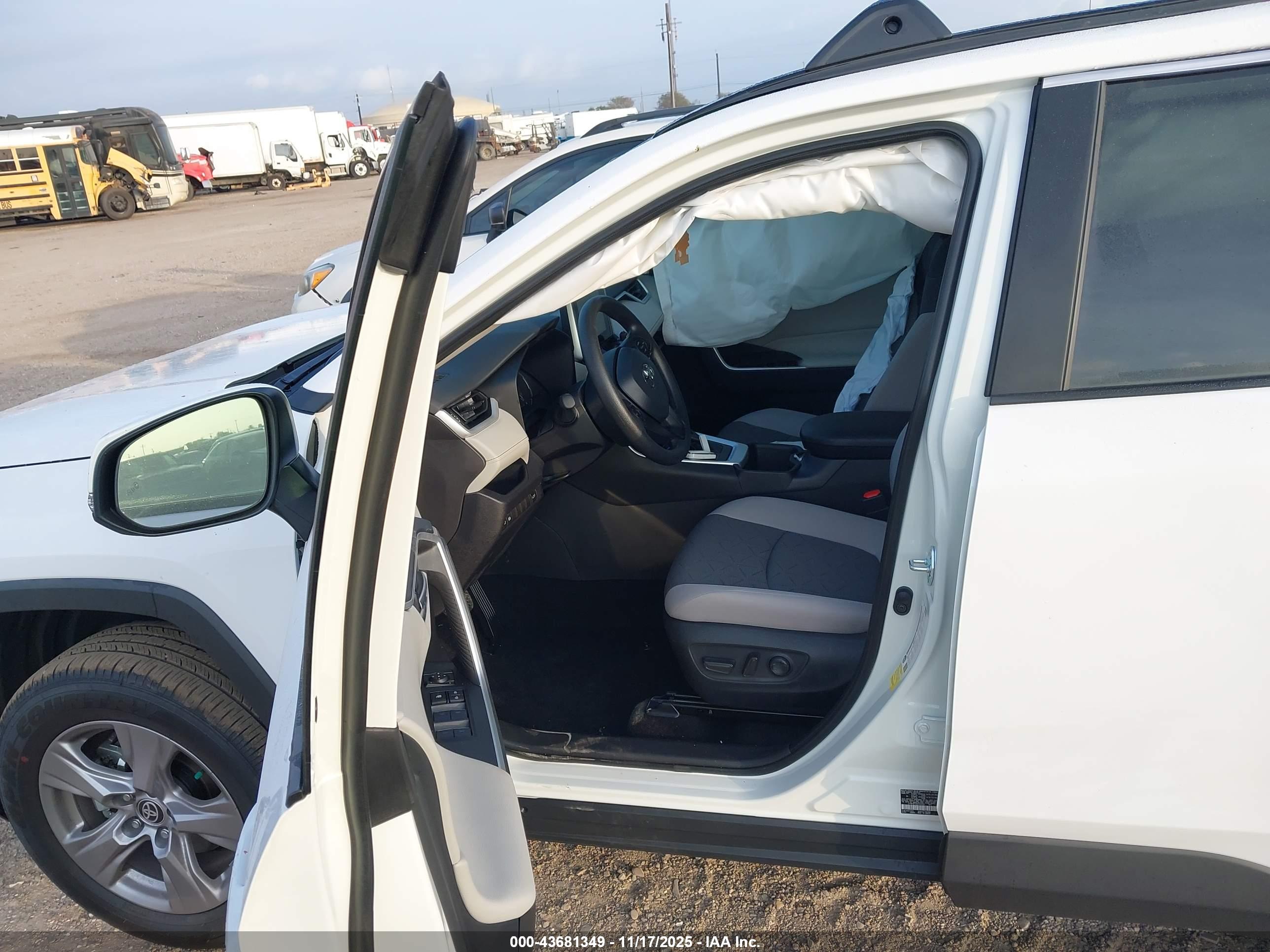 TOYOTA RAV4 image 5