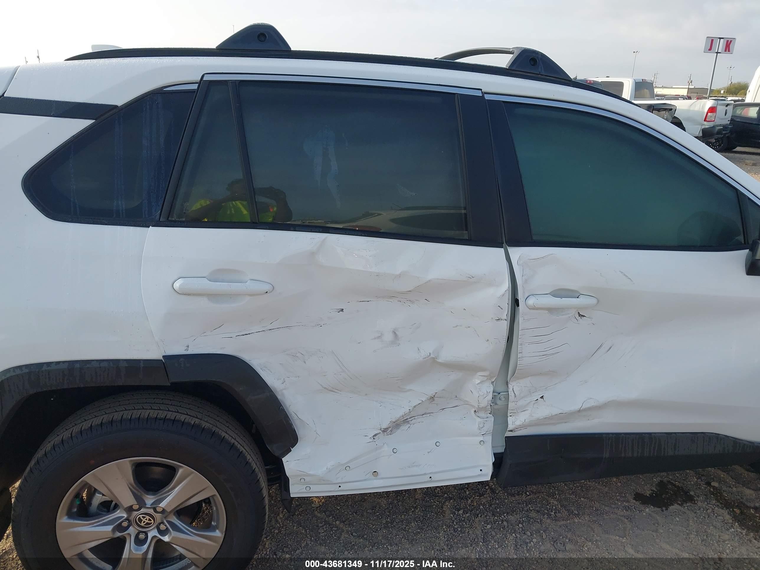 TOYOTA RAV4 image 6