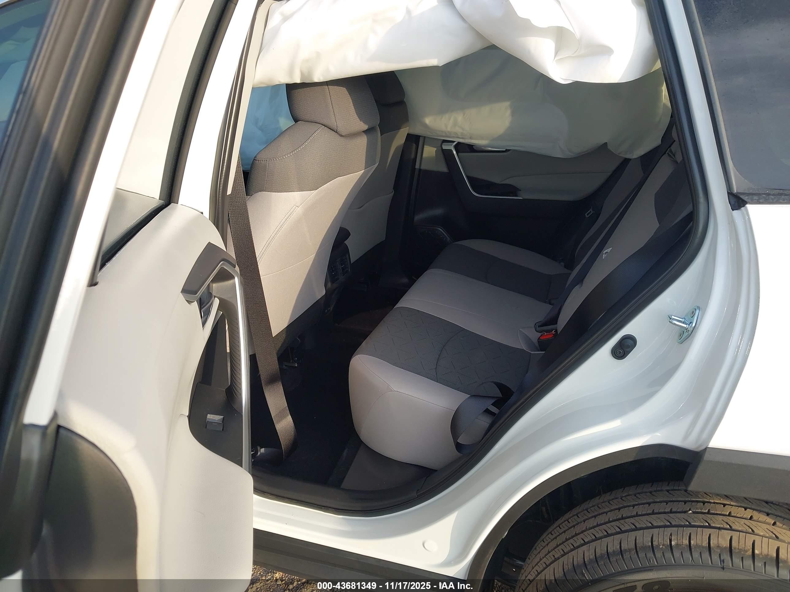 TOYOTA RAV4 image 8