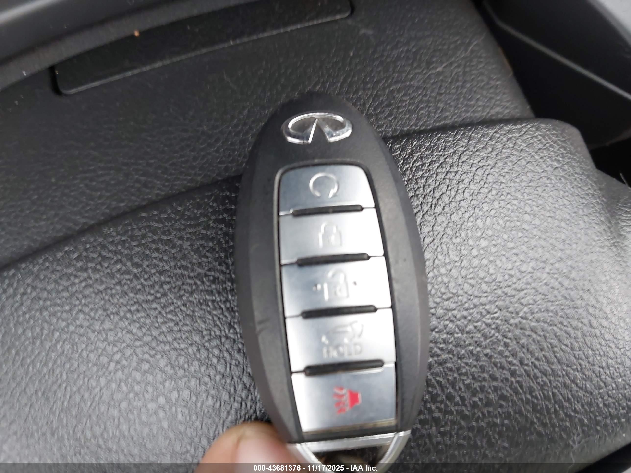 INFINITI QX80 image 11