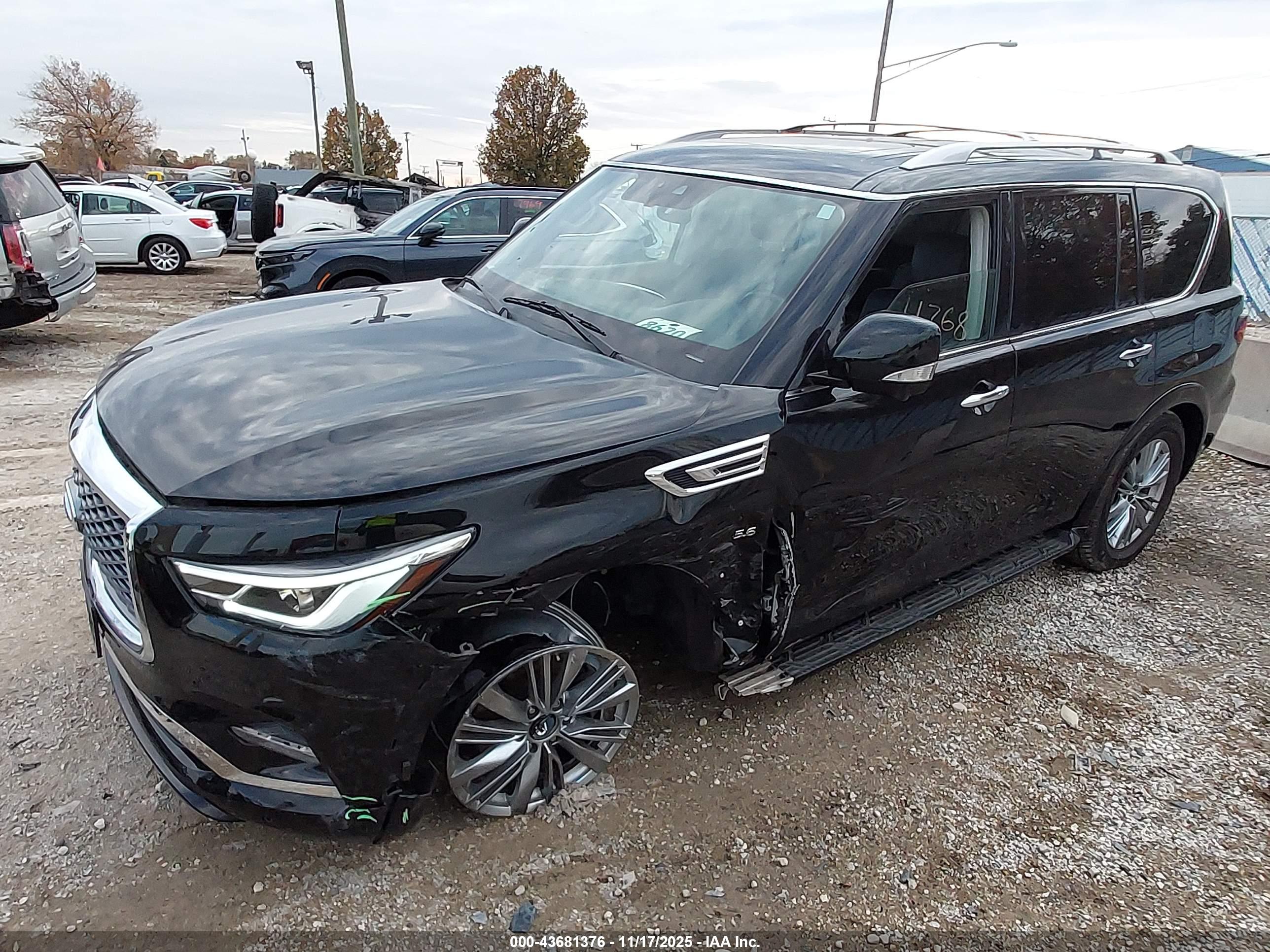 INFINITI QX80 image 2