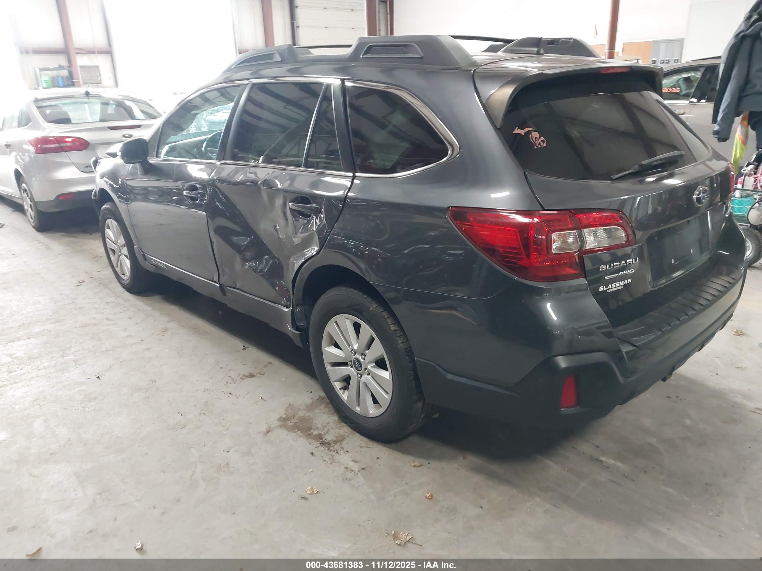 SUBARU OUTBACK image 3