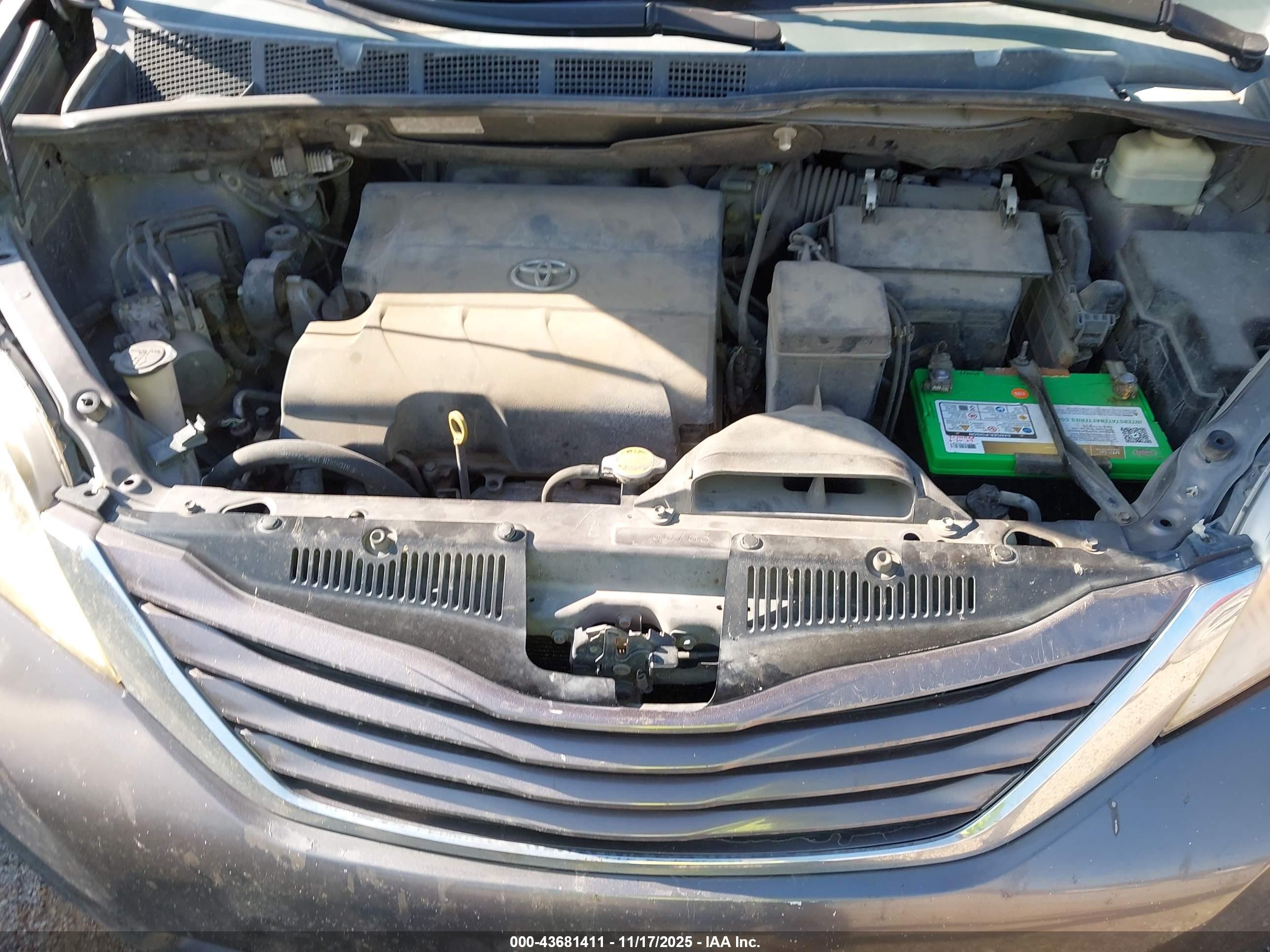 TOYOTA SIENNA image 10