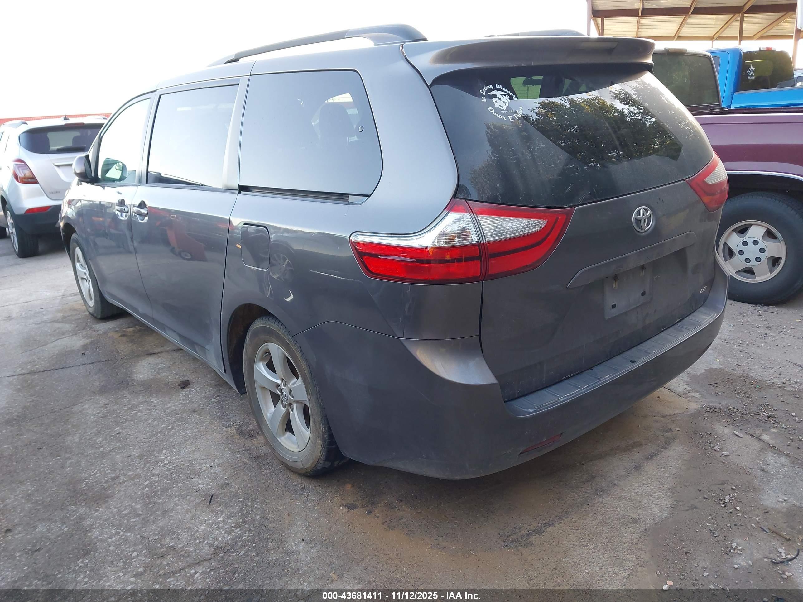 TOYOTA SIENNA image 3