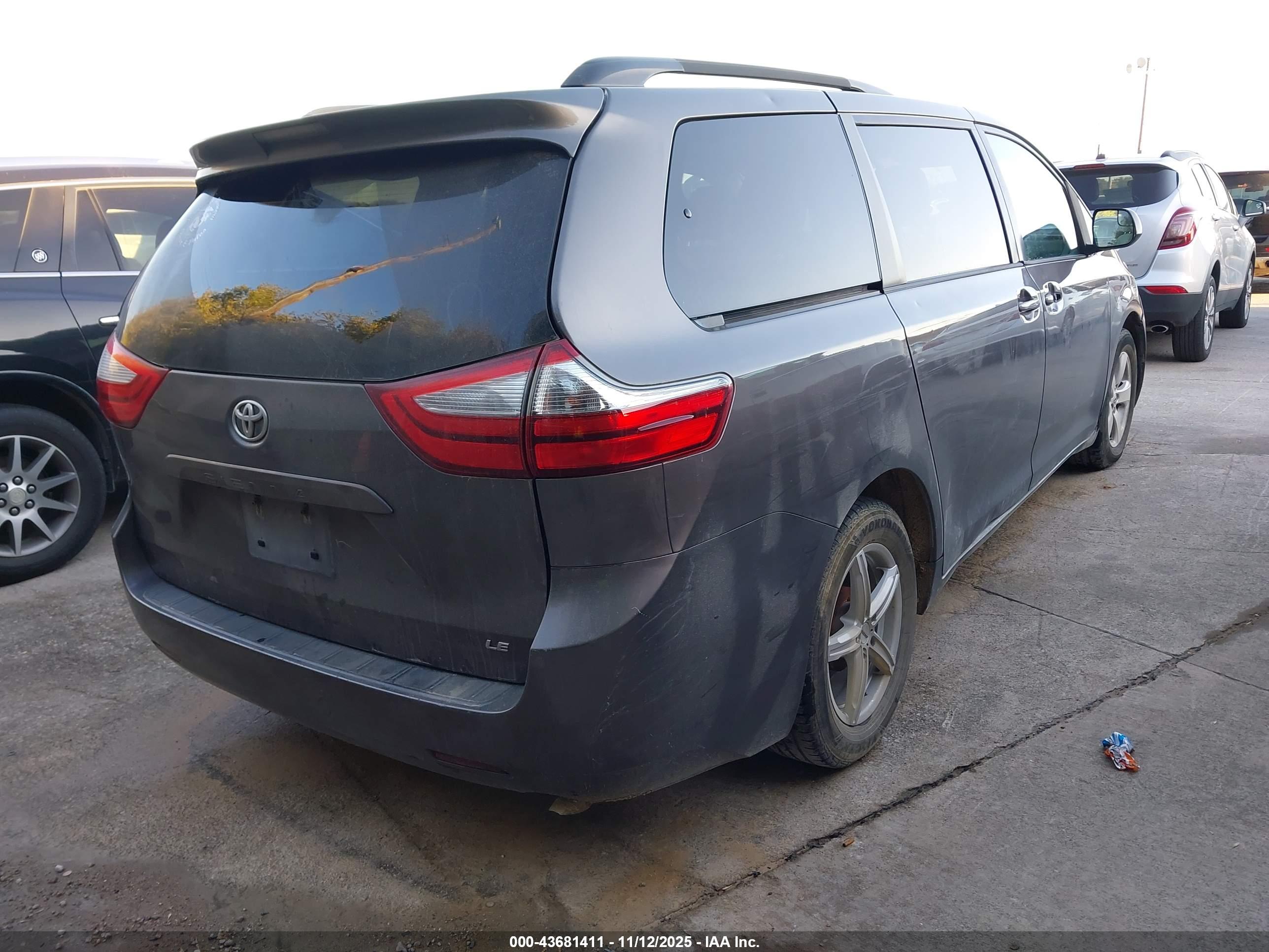 TOYOTA SIENNA image 4