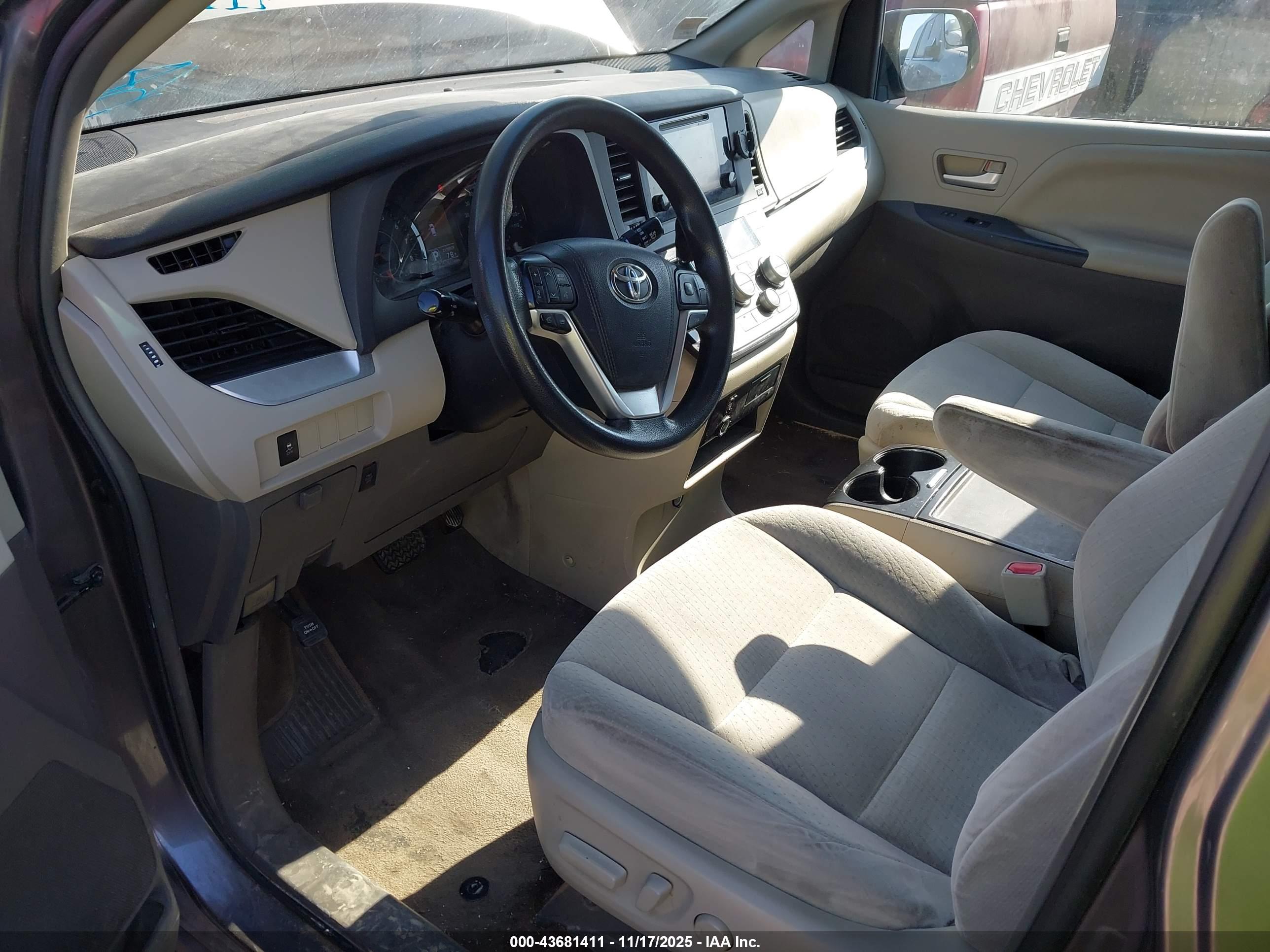 TOYOTA SIENNA image 5