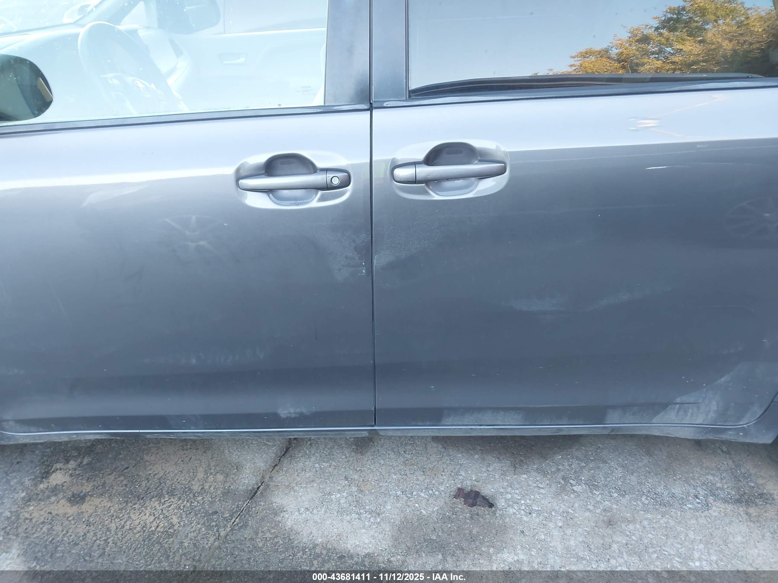 TOYOTA SIENNA image 6