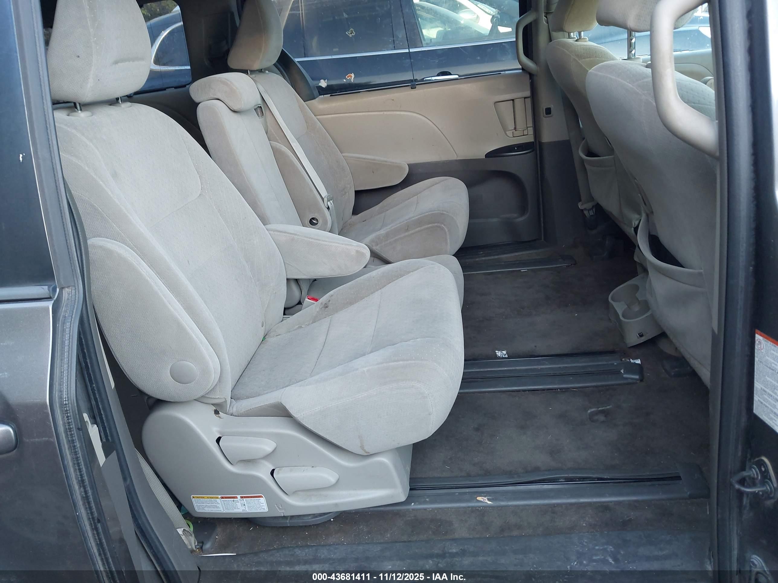 TOYOTA SIENNA image 8