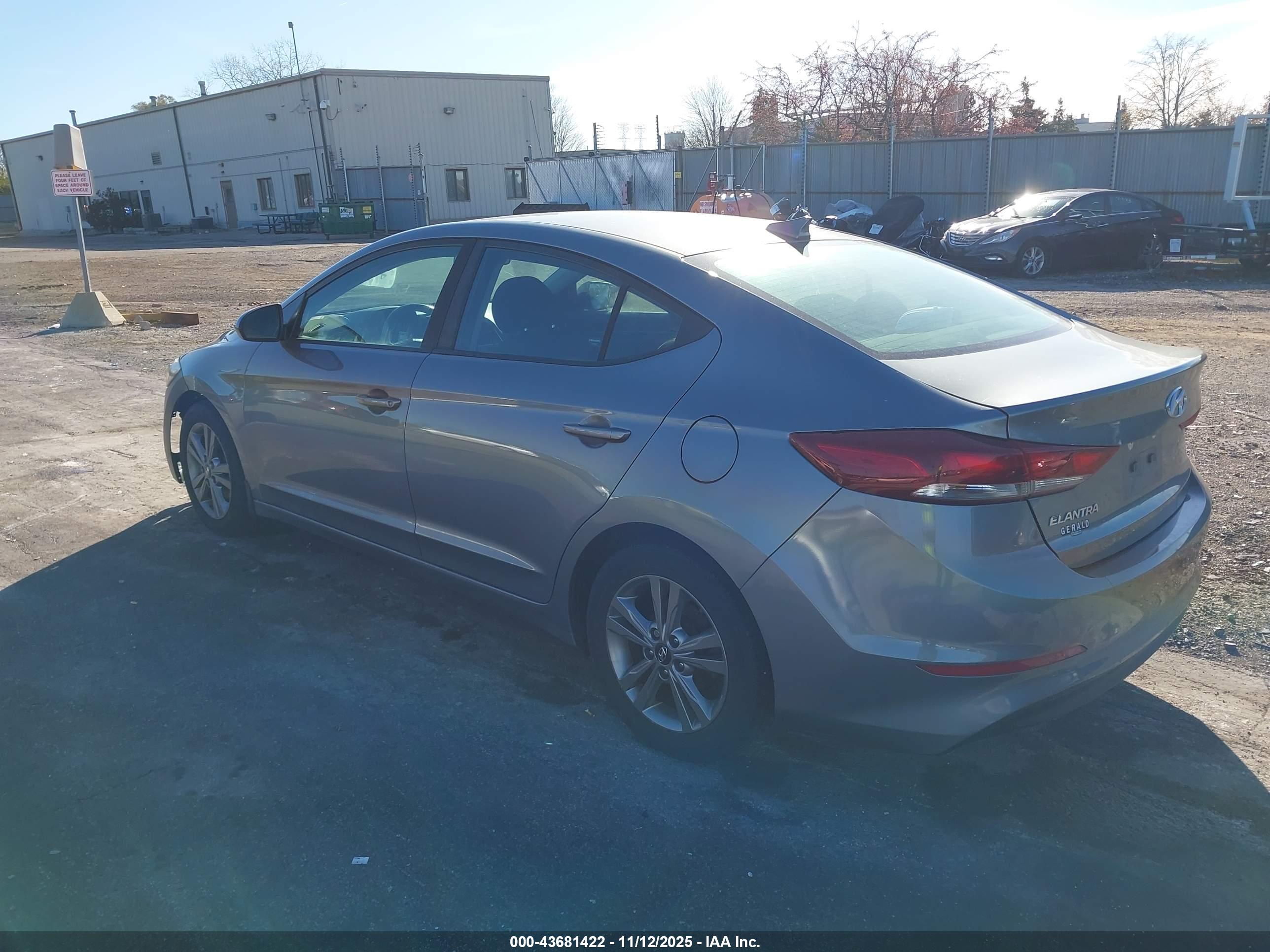 HYUNDAI ELANTRA image 3