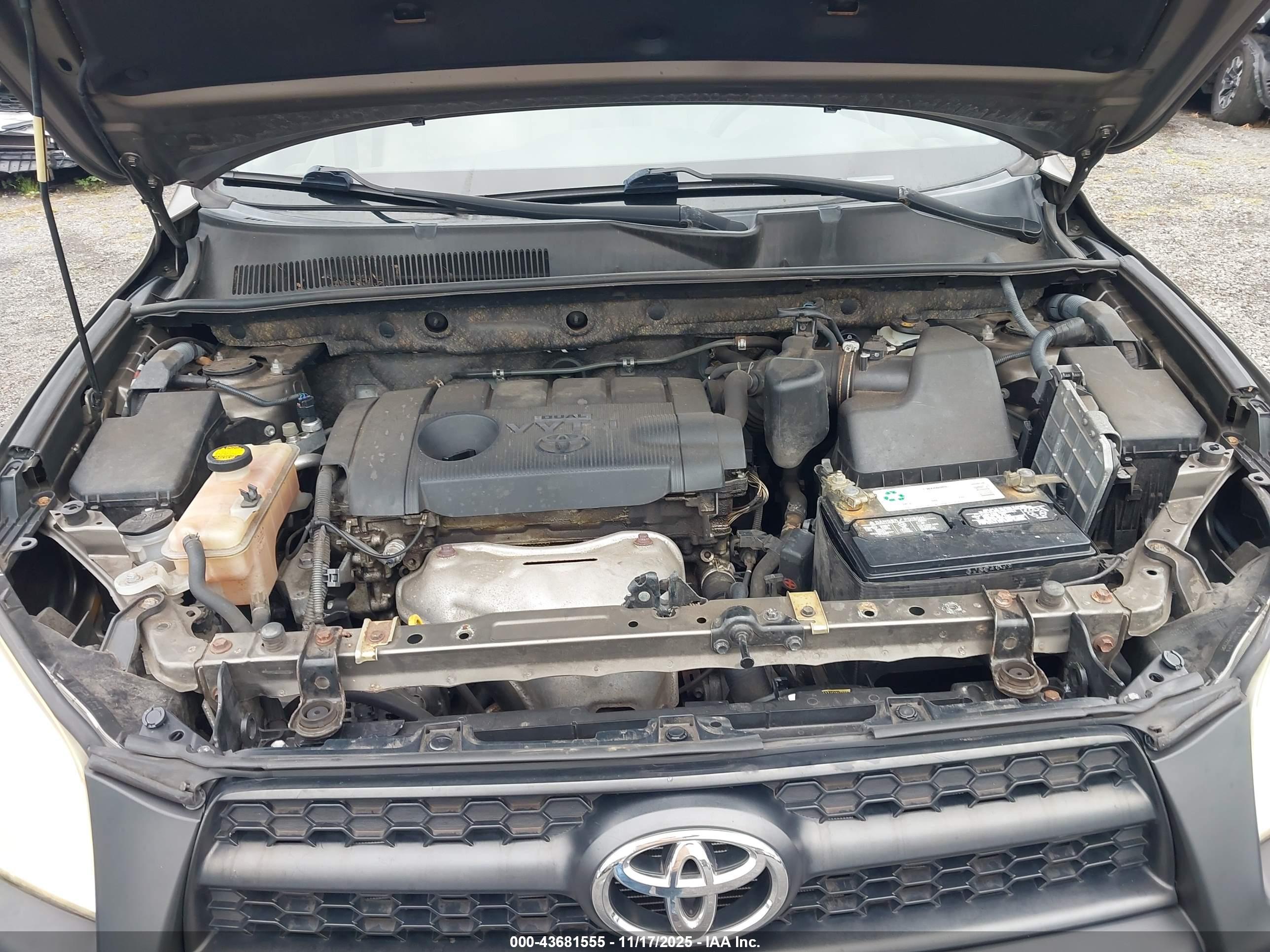 TOYOTA RAV4 image 10