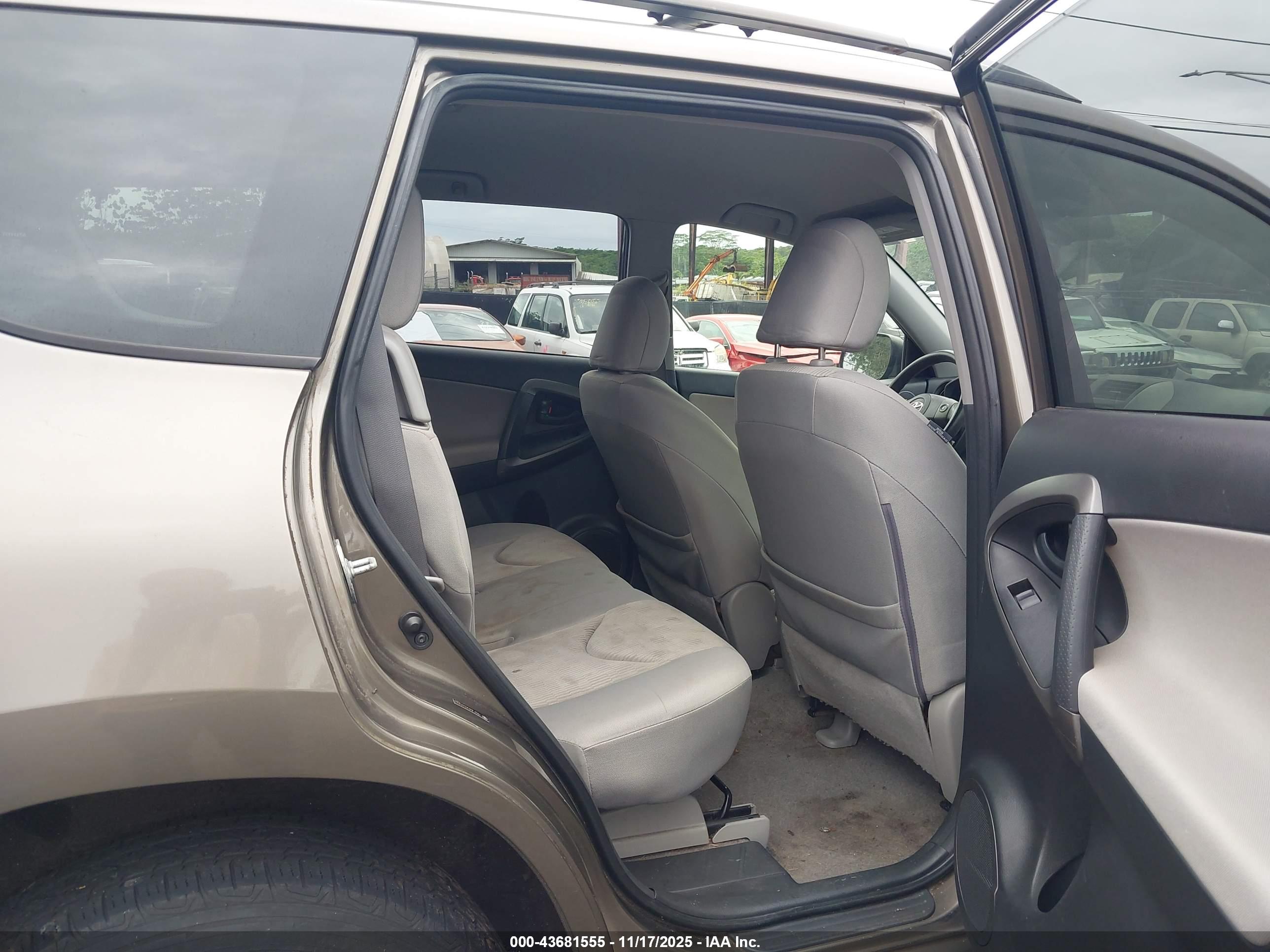 TOYOTA RAV4 image 8