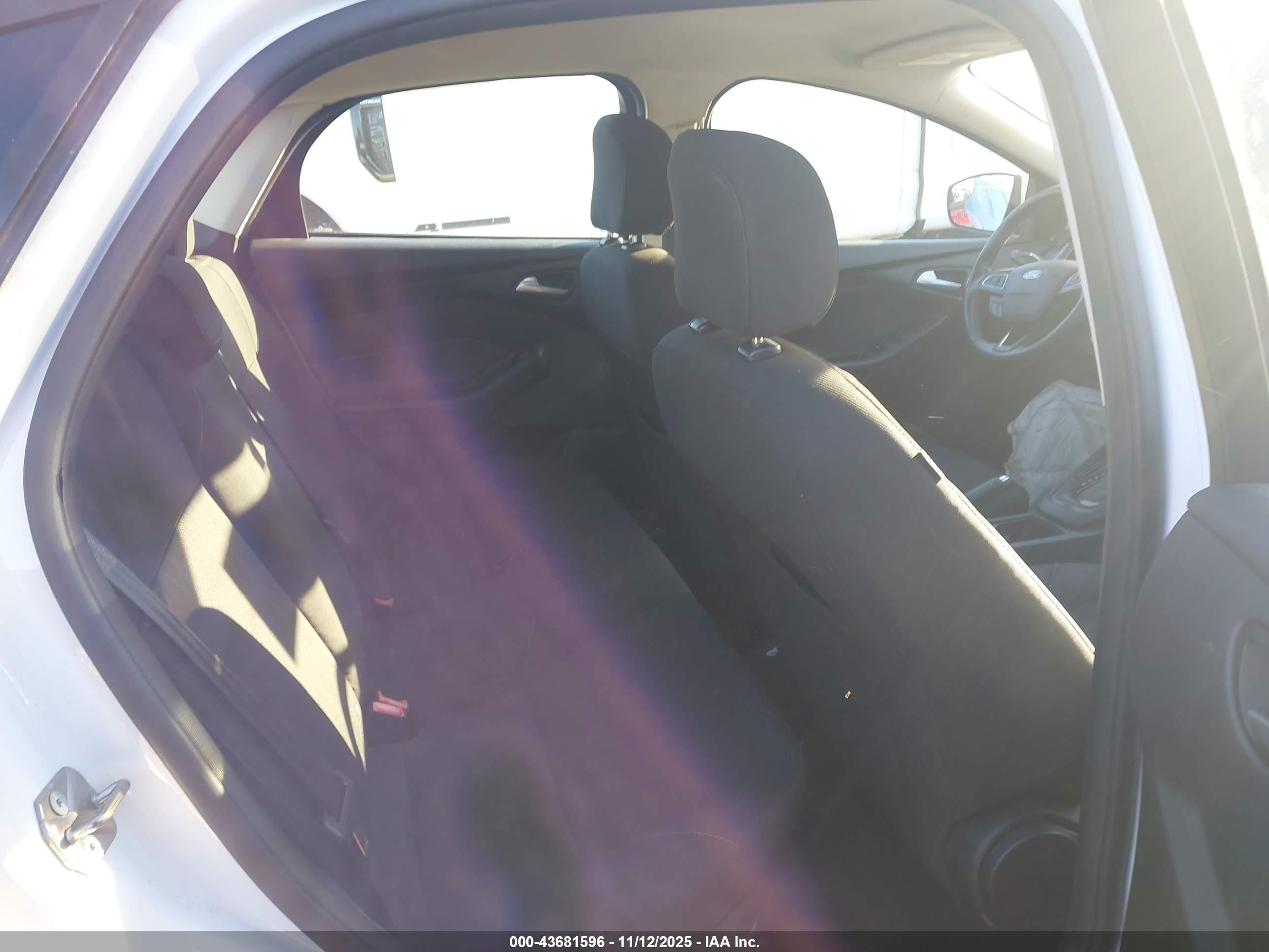 FORD FOCUS image 8