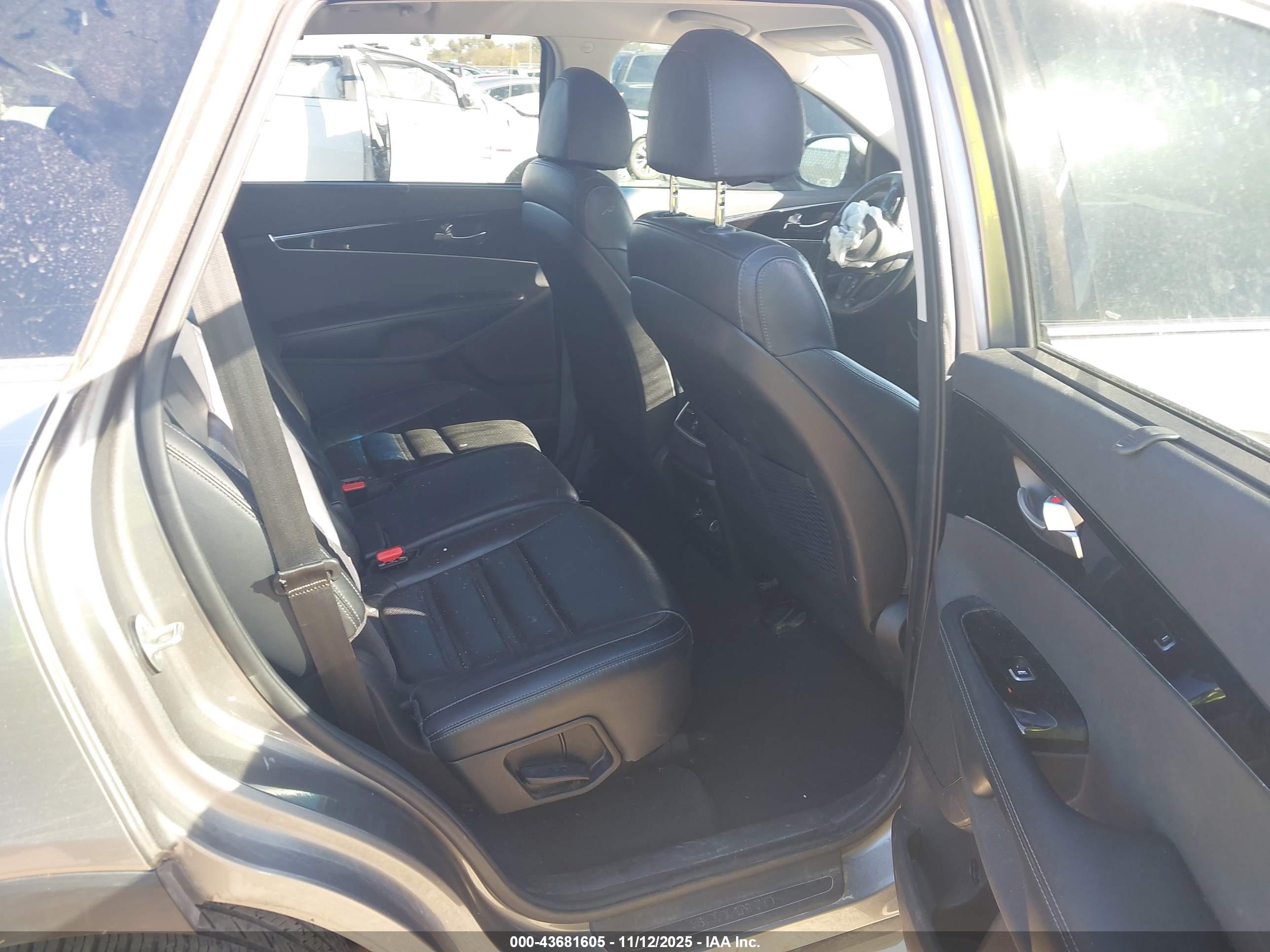 KIA SORENTO image 8
