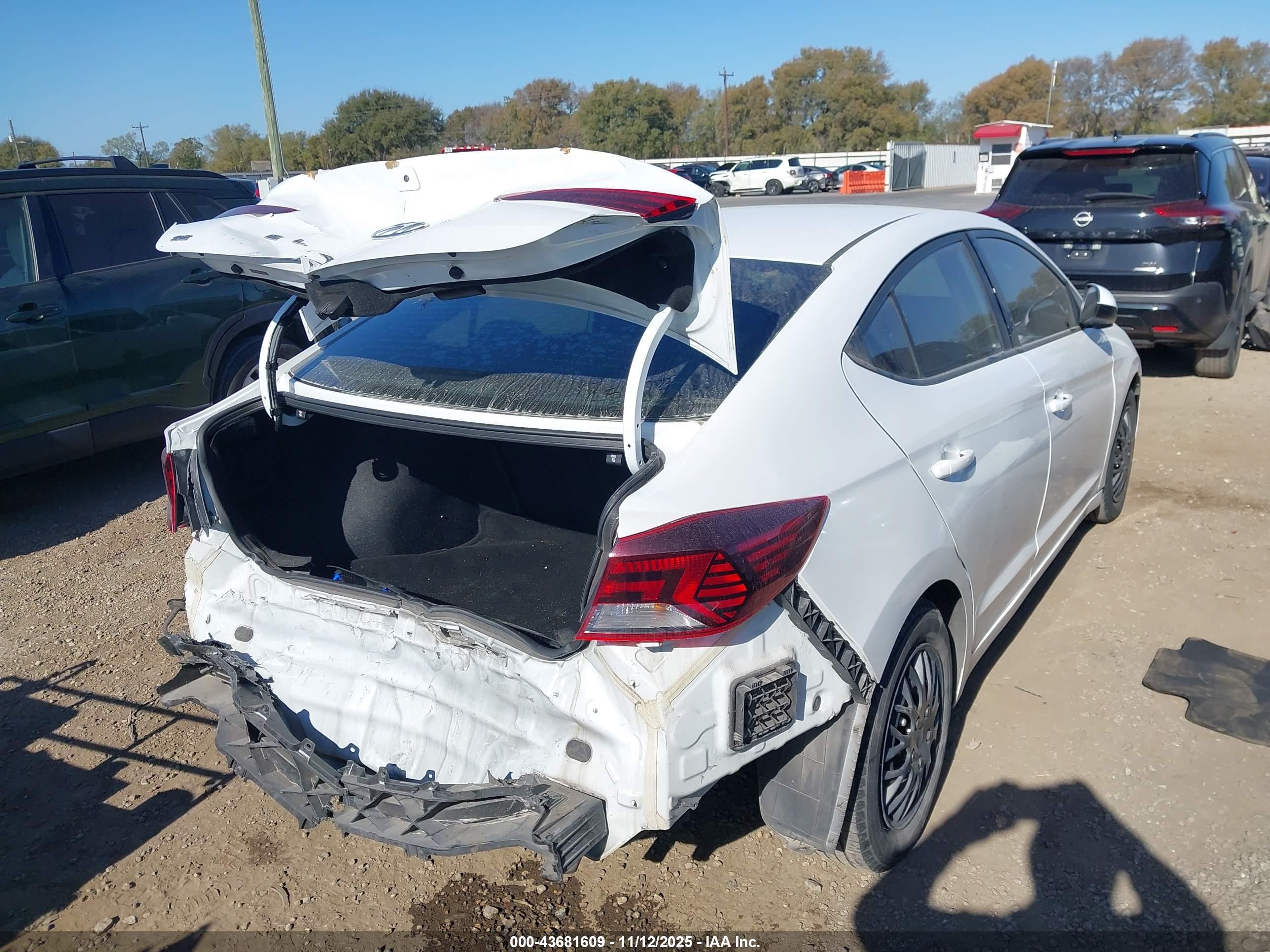 HYUNDAI ELANTRA image 4