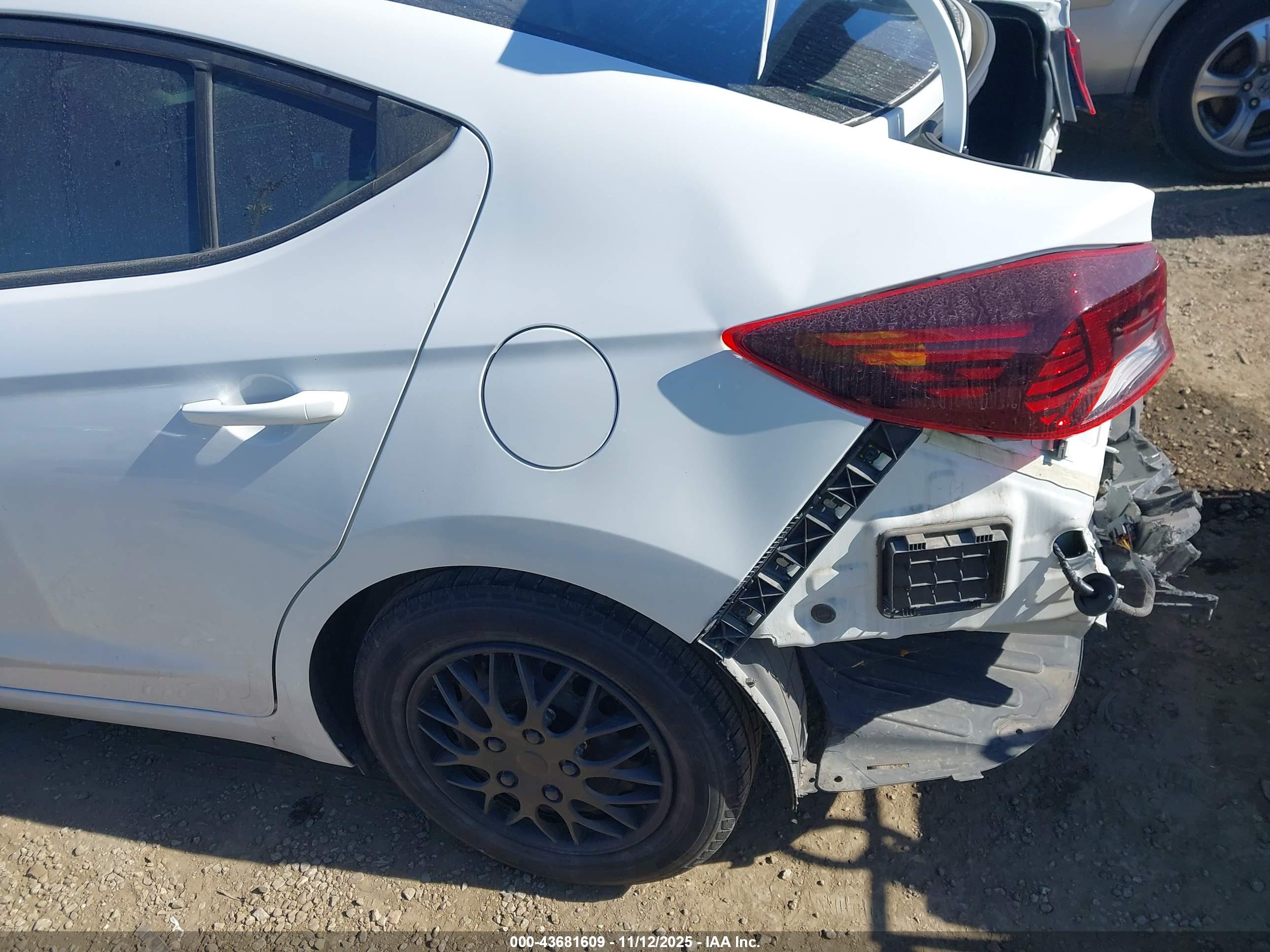 HYUNDAI ELANTRA image 6