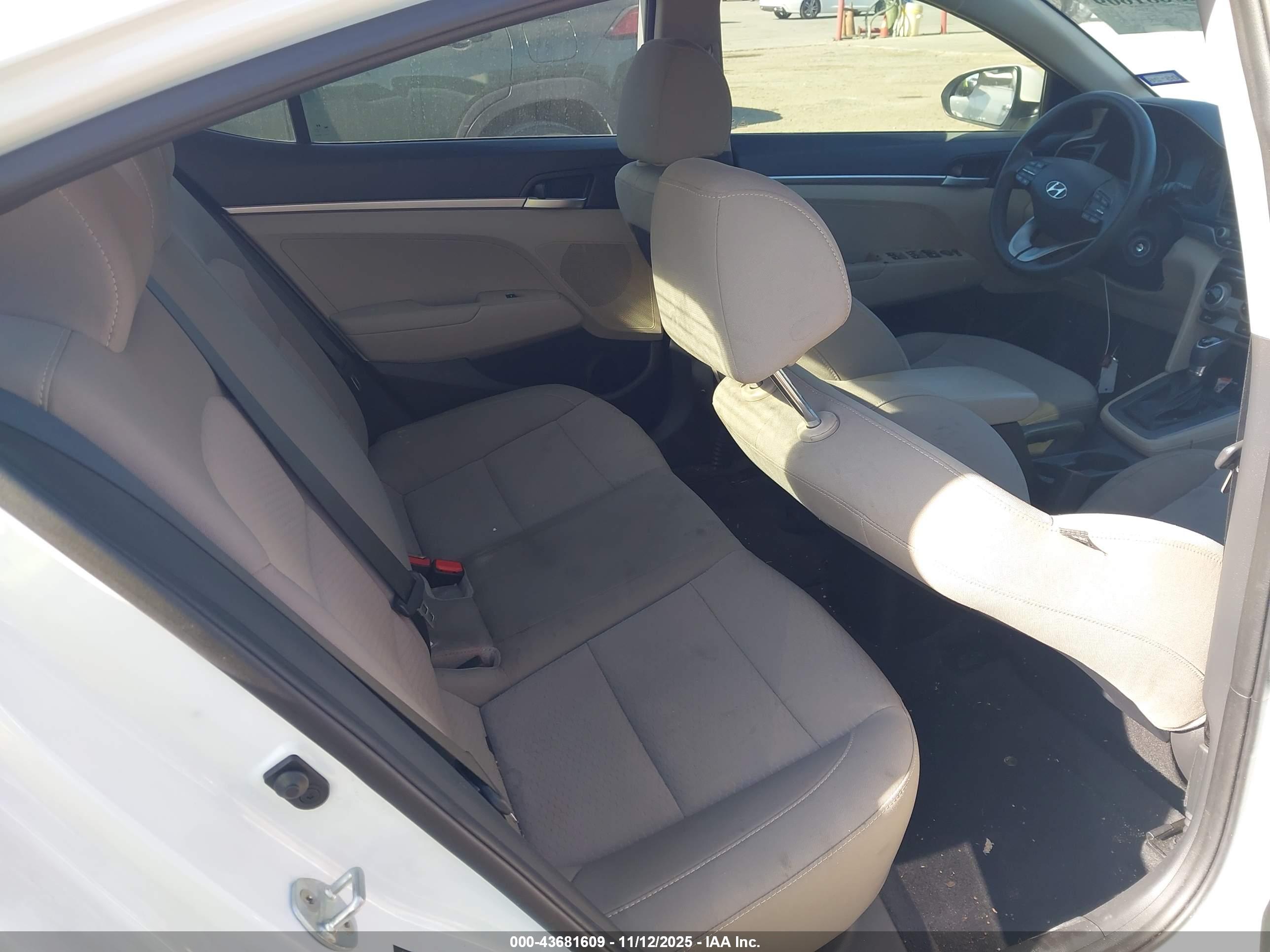 HYUNDAI ELANTRA image 8