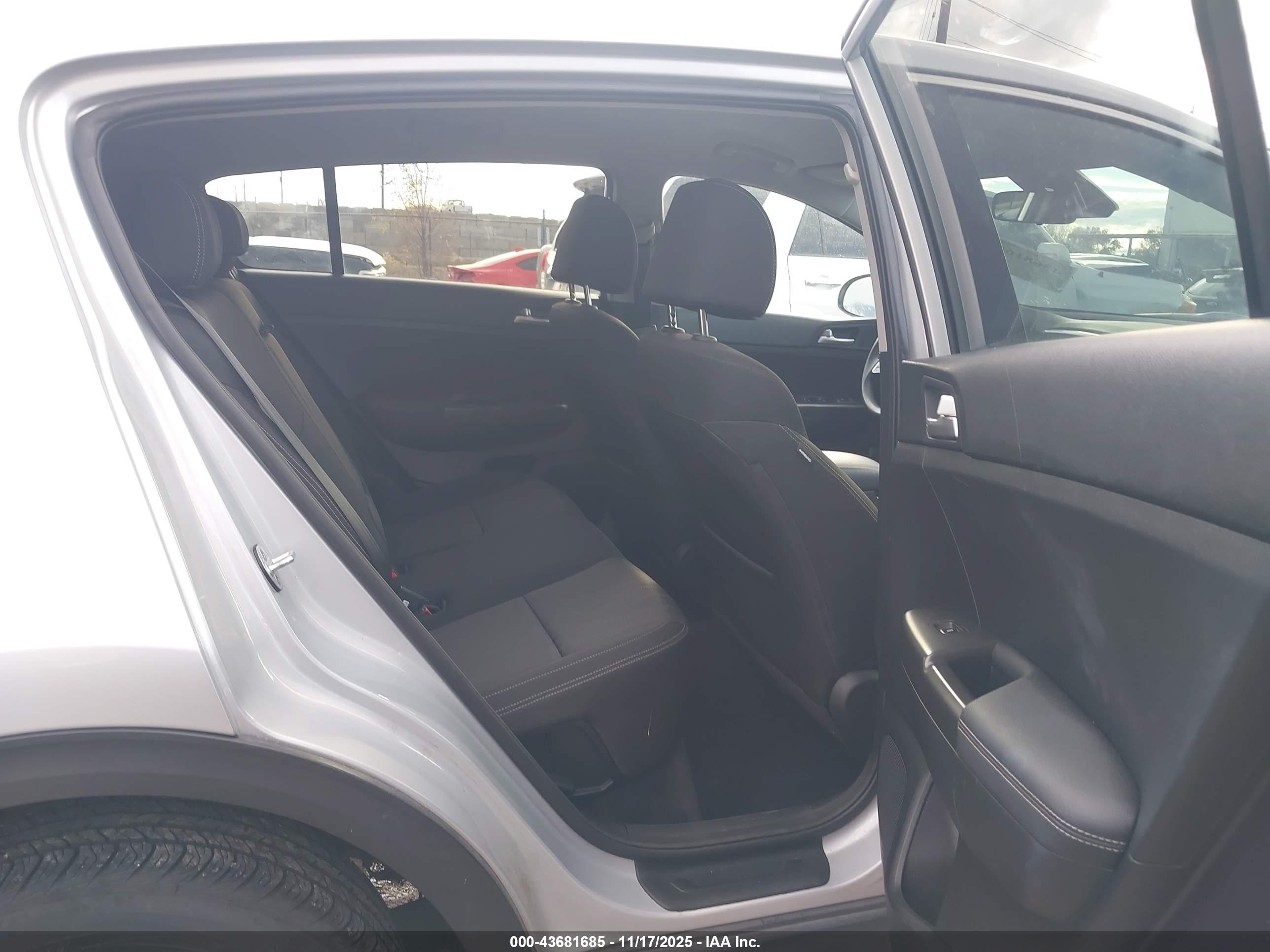 KIA SPORTAGE image 8