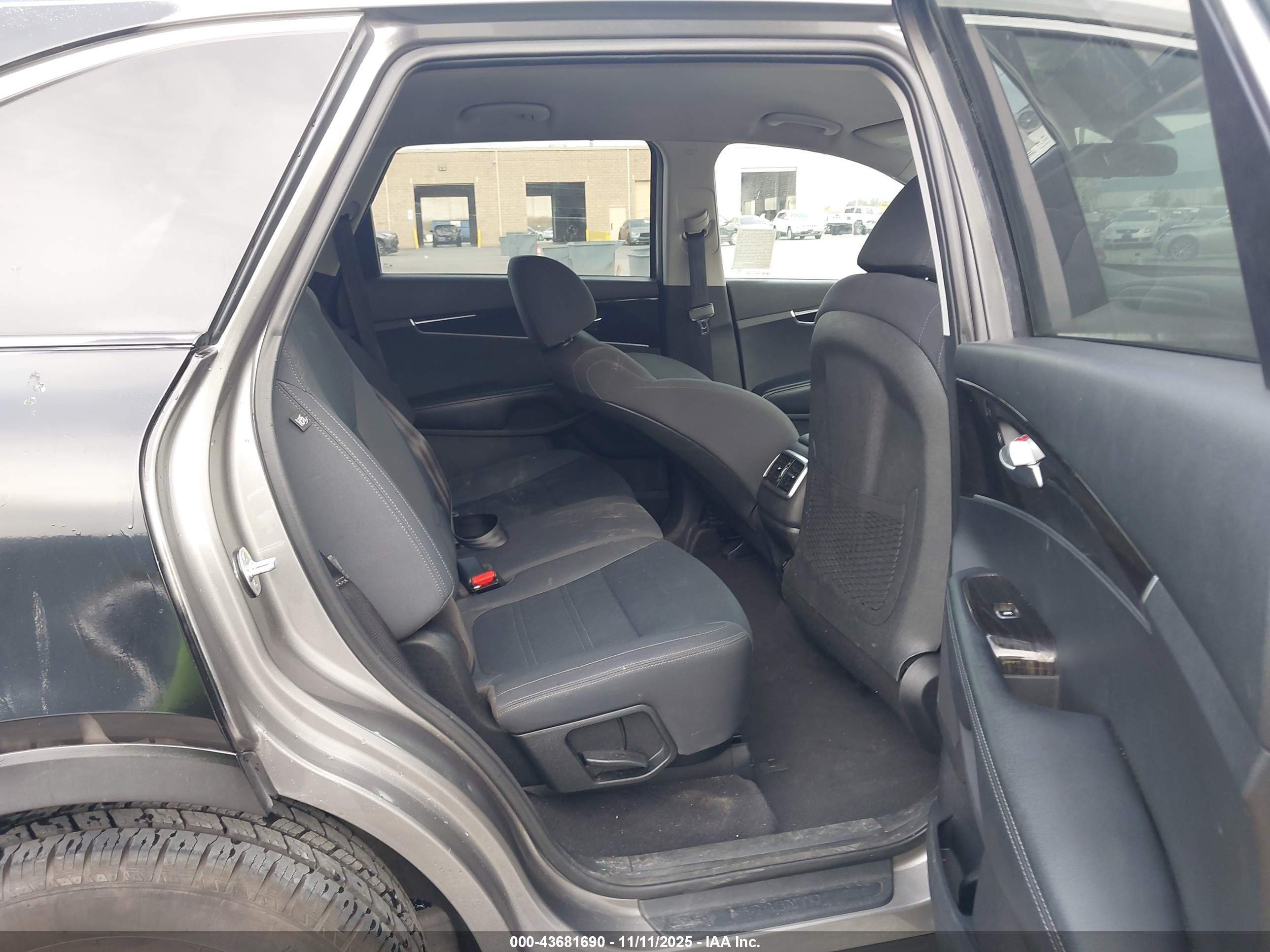 KIA SORENTO image 8