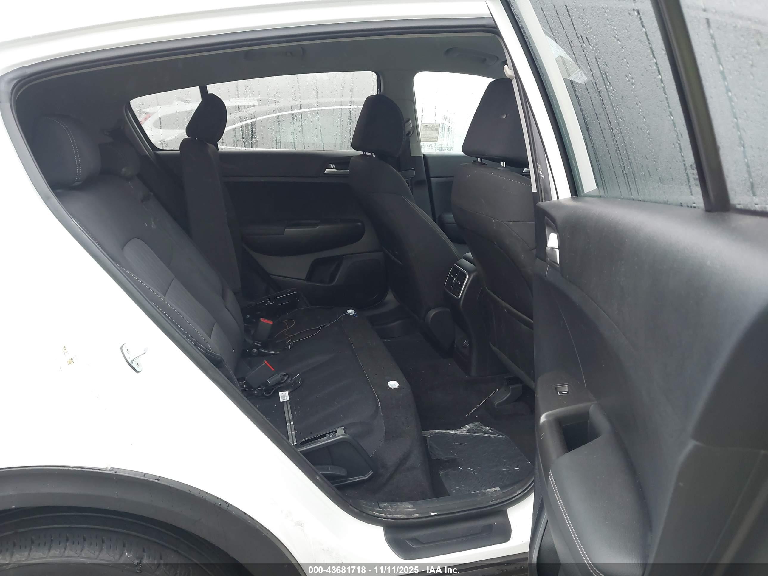 KIA SPORTAGE image 8