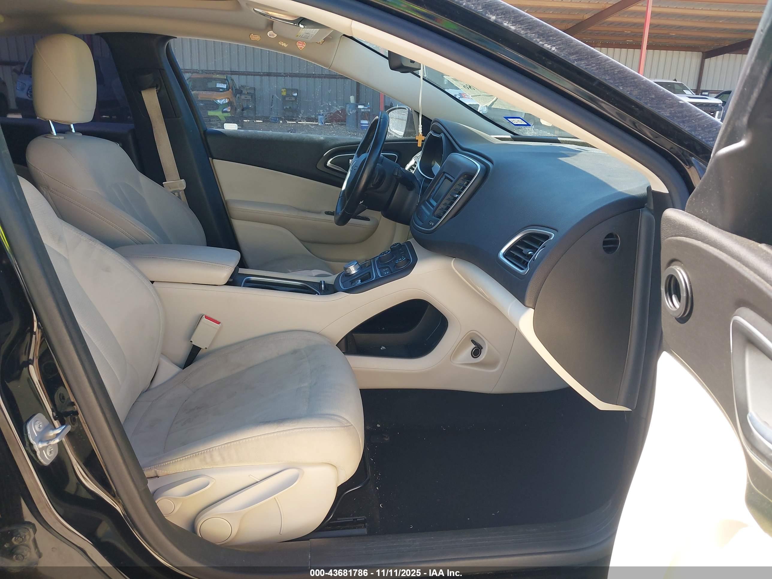 CHRYSLER 200 image 5