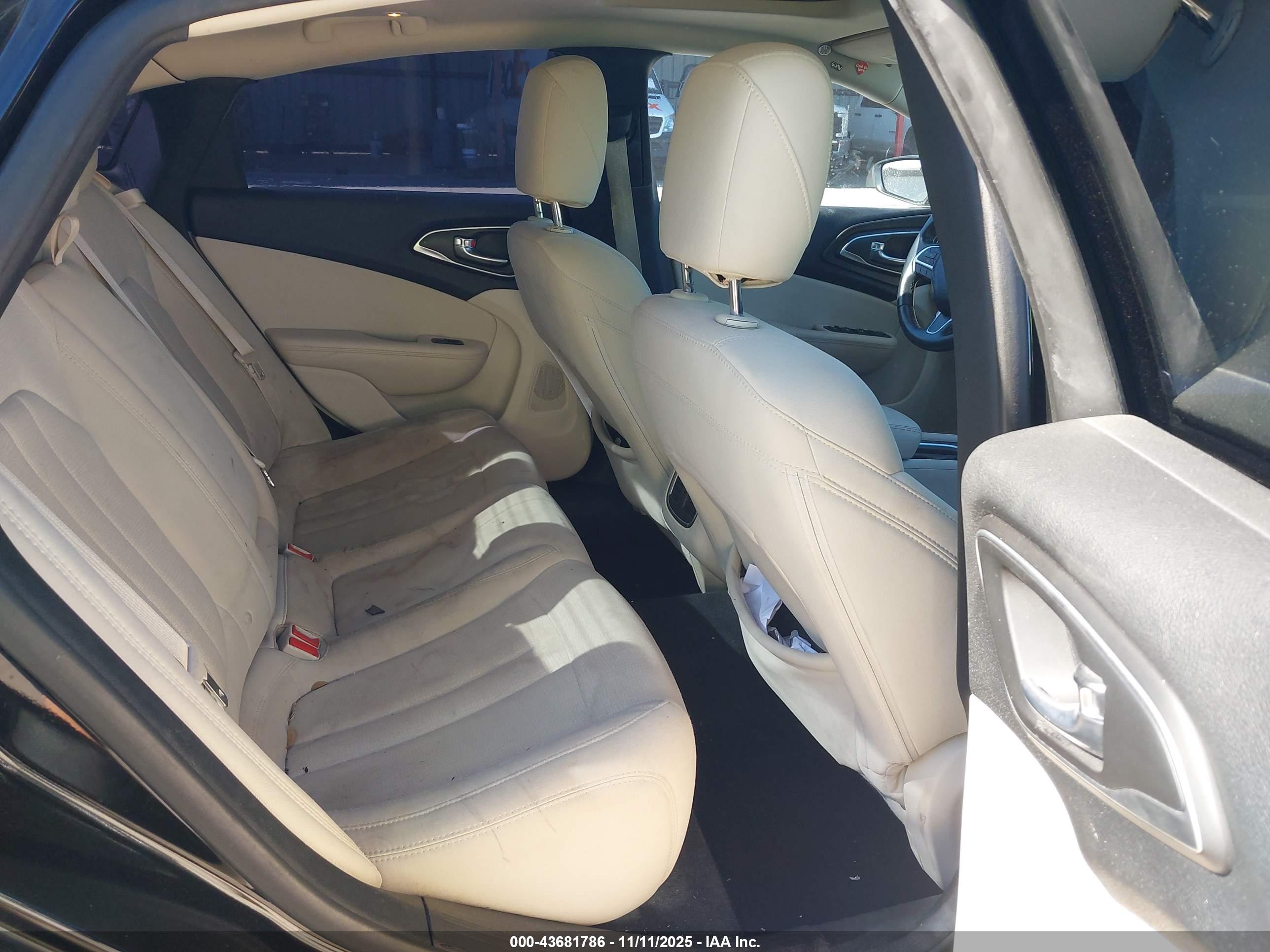CHRYSLER 200 image 8