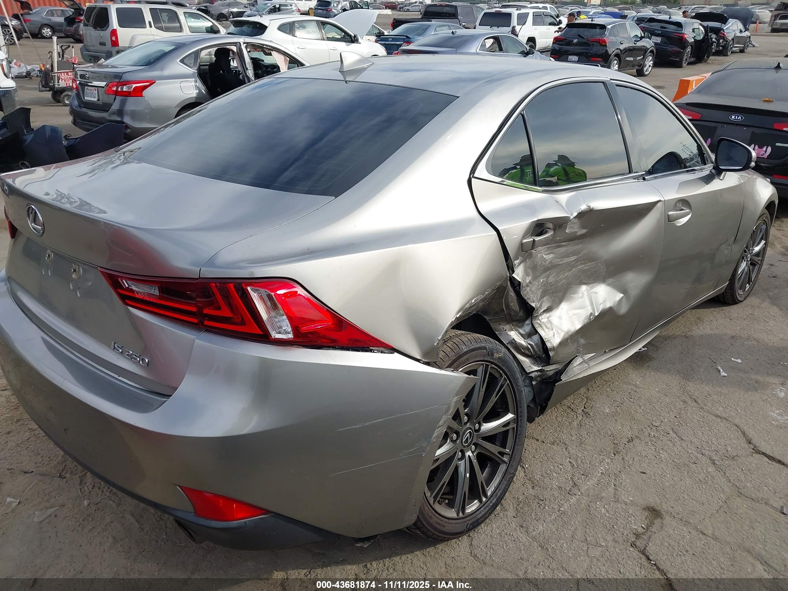 LEXUS IS image 4
