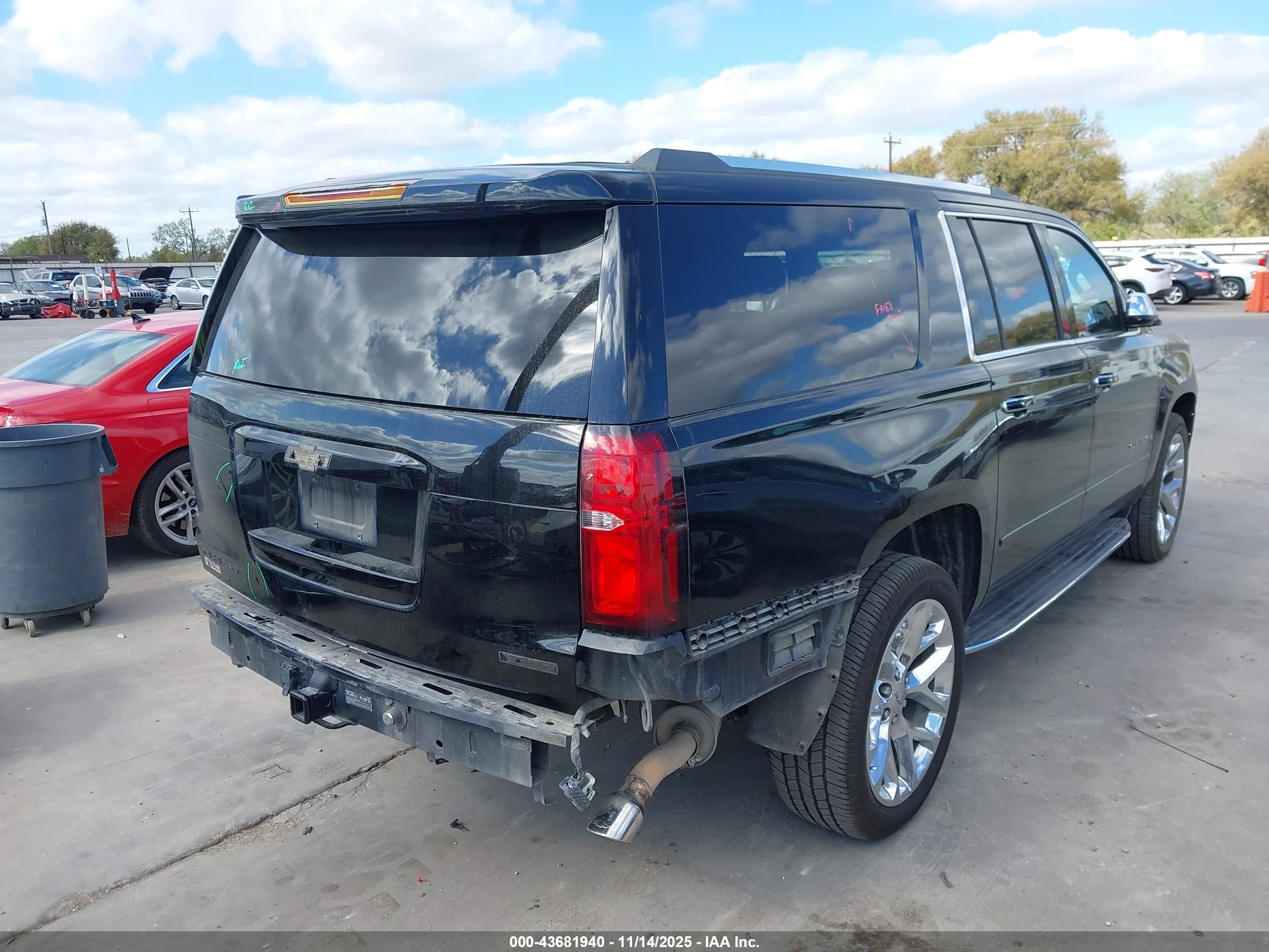 CHEVROLET SUBURBAN image 4