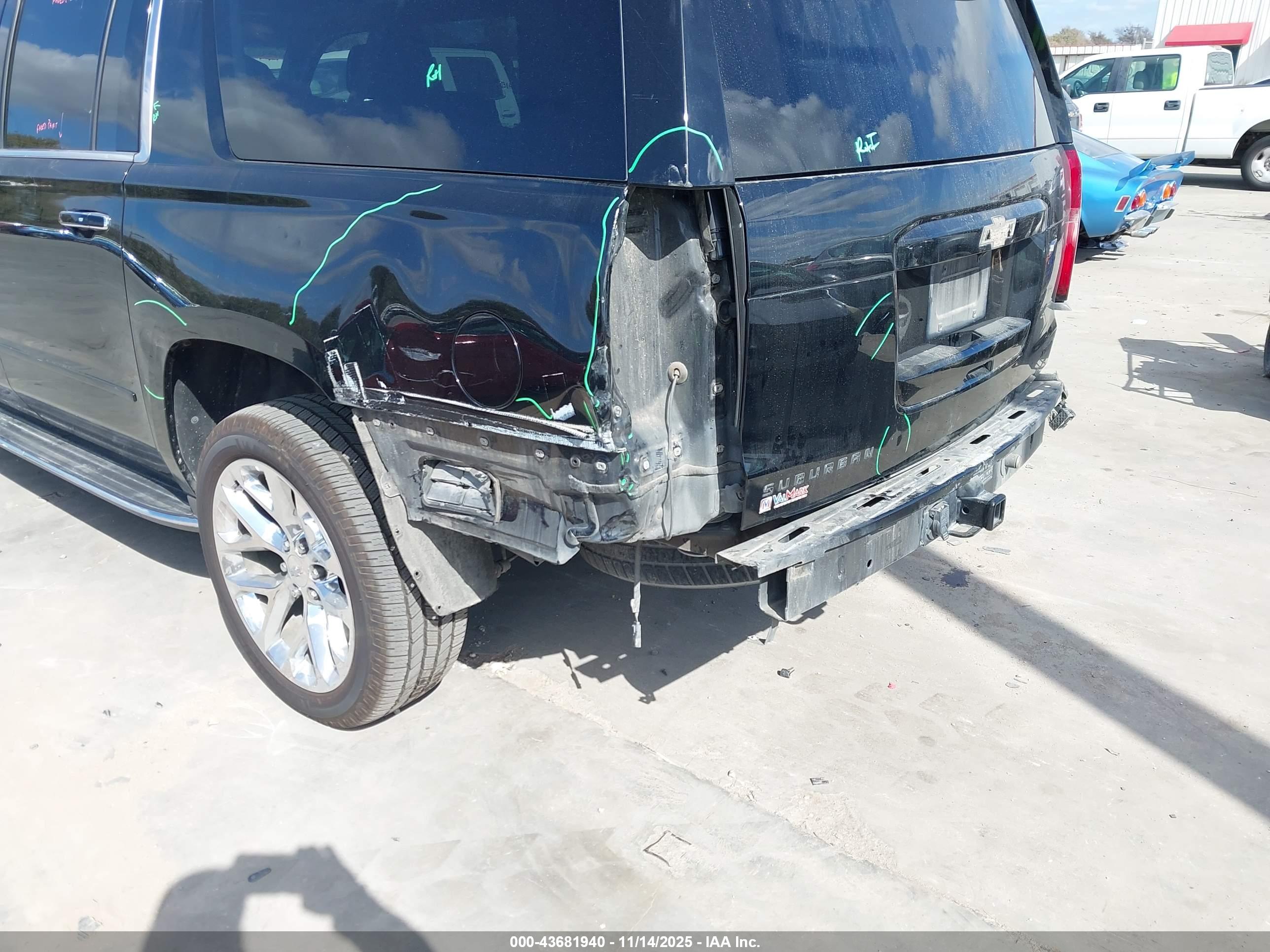 CHEVROLET SUBURBAN image 6
