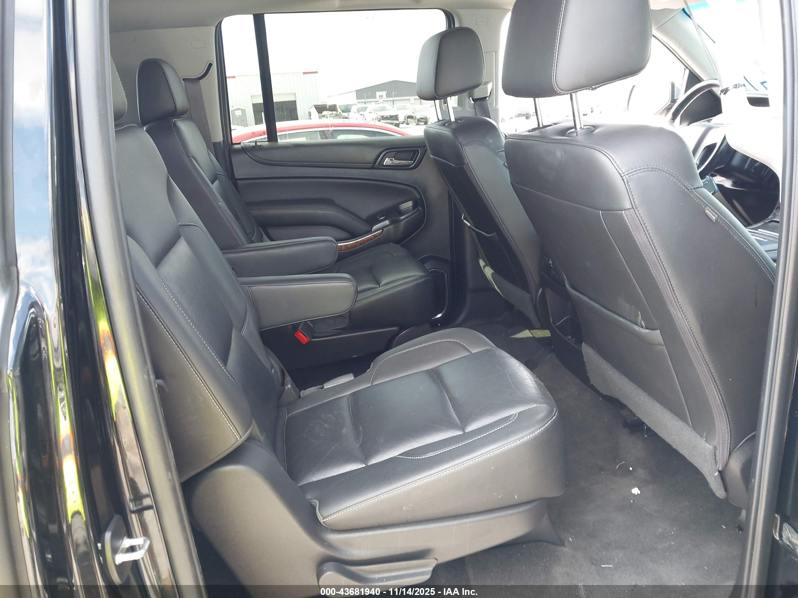 CHEVROLET SUBURBAN image 8