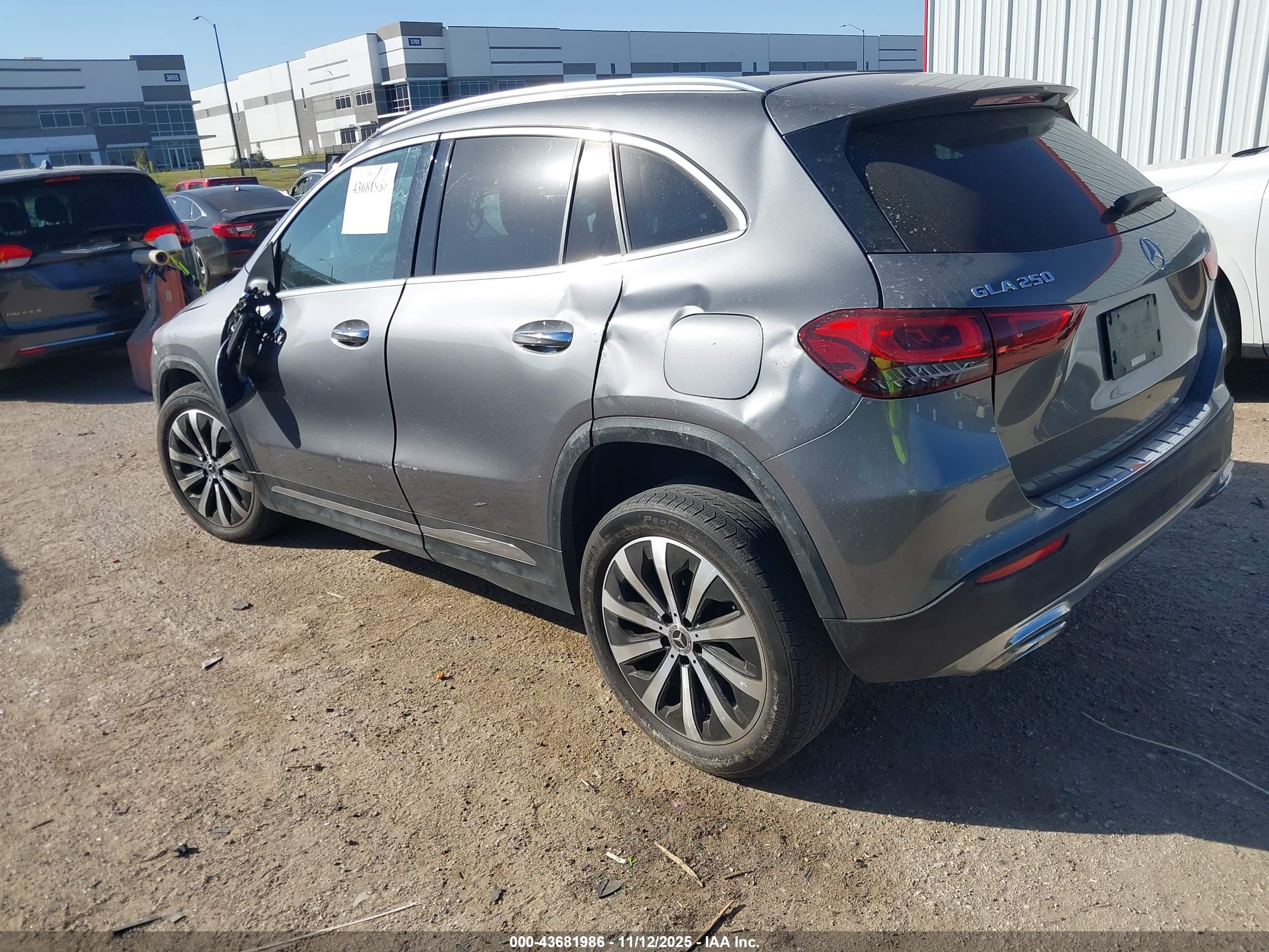 MERCEDES-BENZ GLA image 3