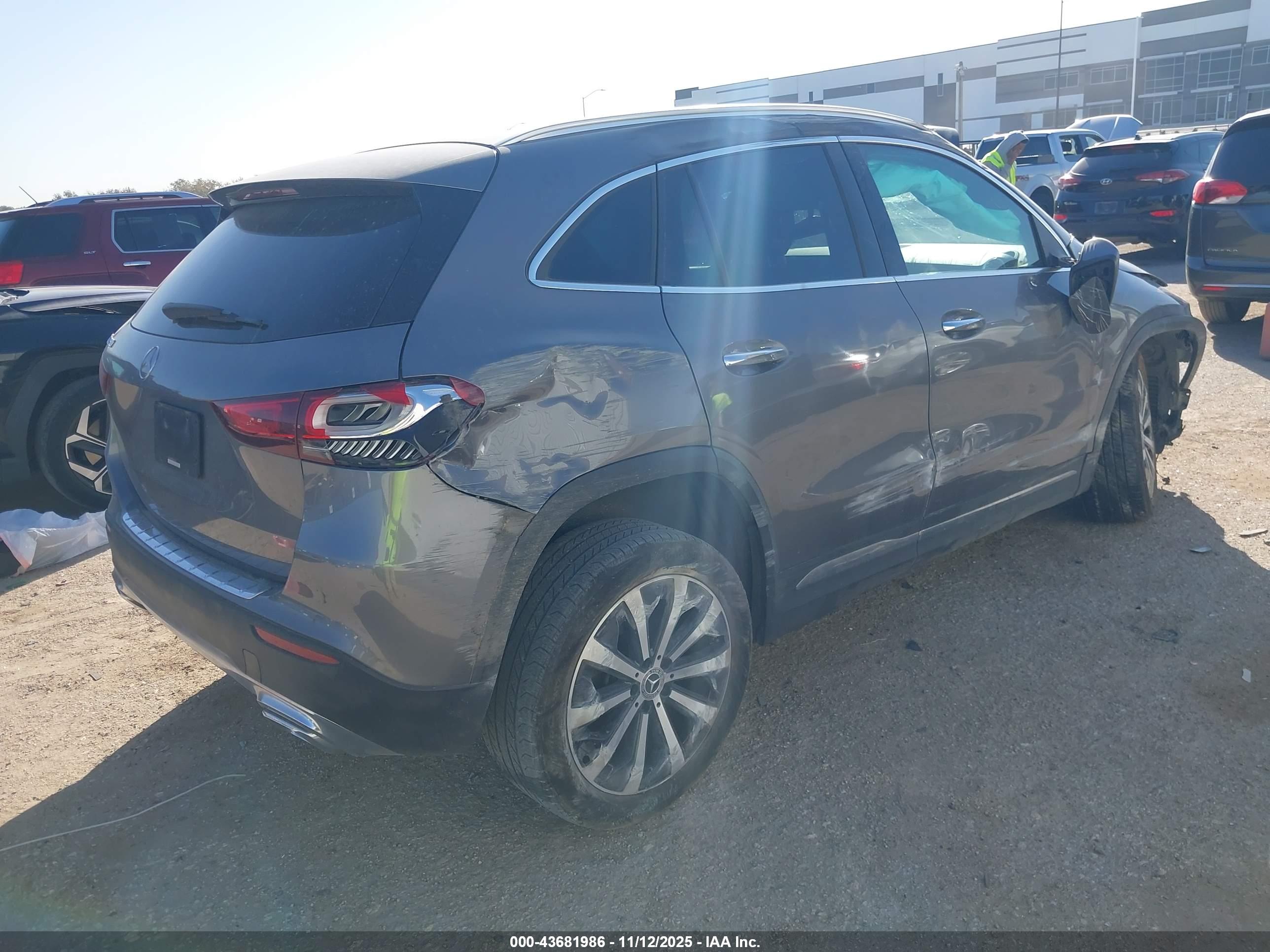 MERCEDES-BENZ GLA image 4