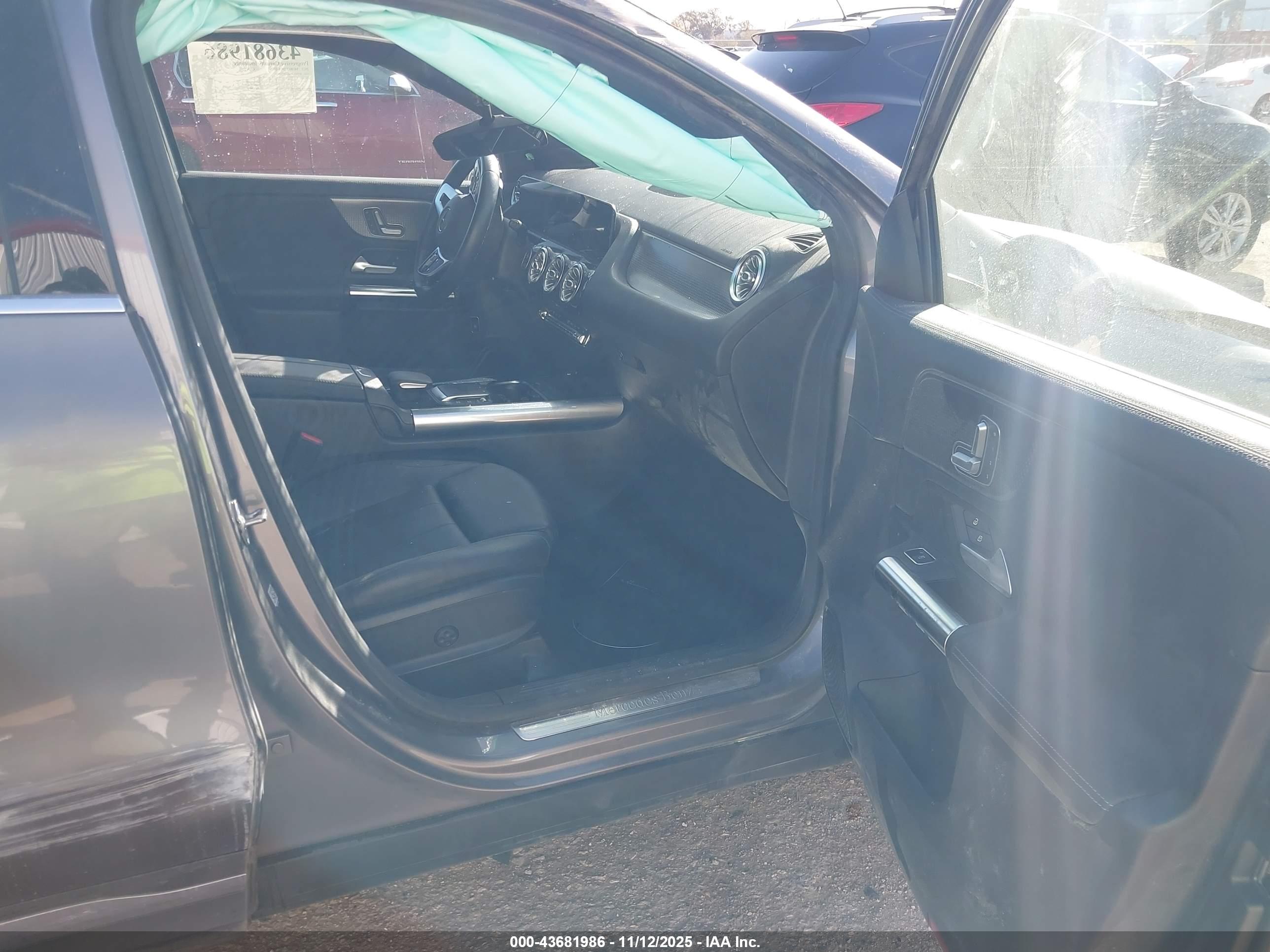 MERCEDES-BENZ GLA image 5