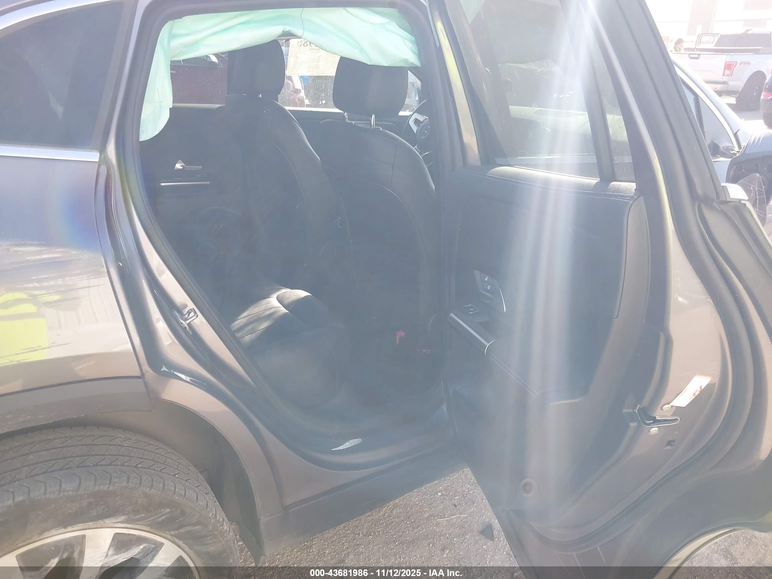 MERCEDES-BENZ GLA image 8