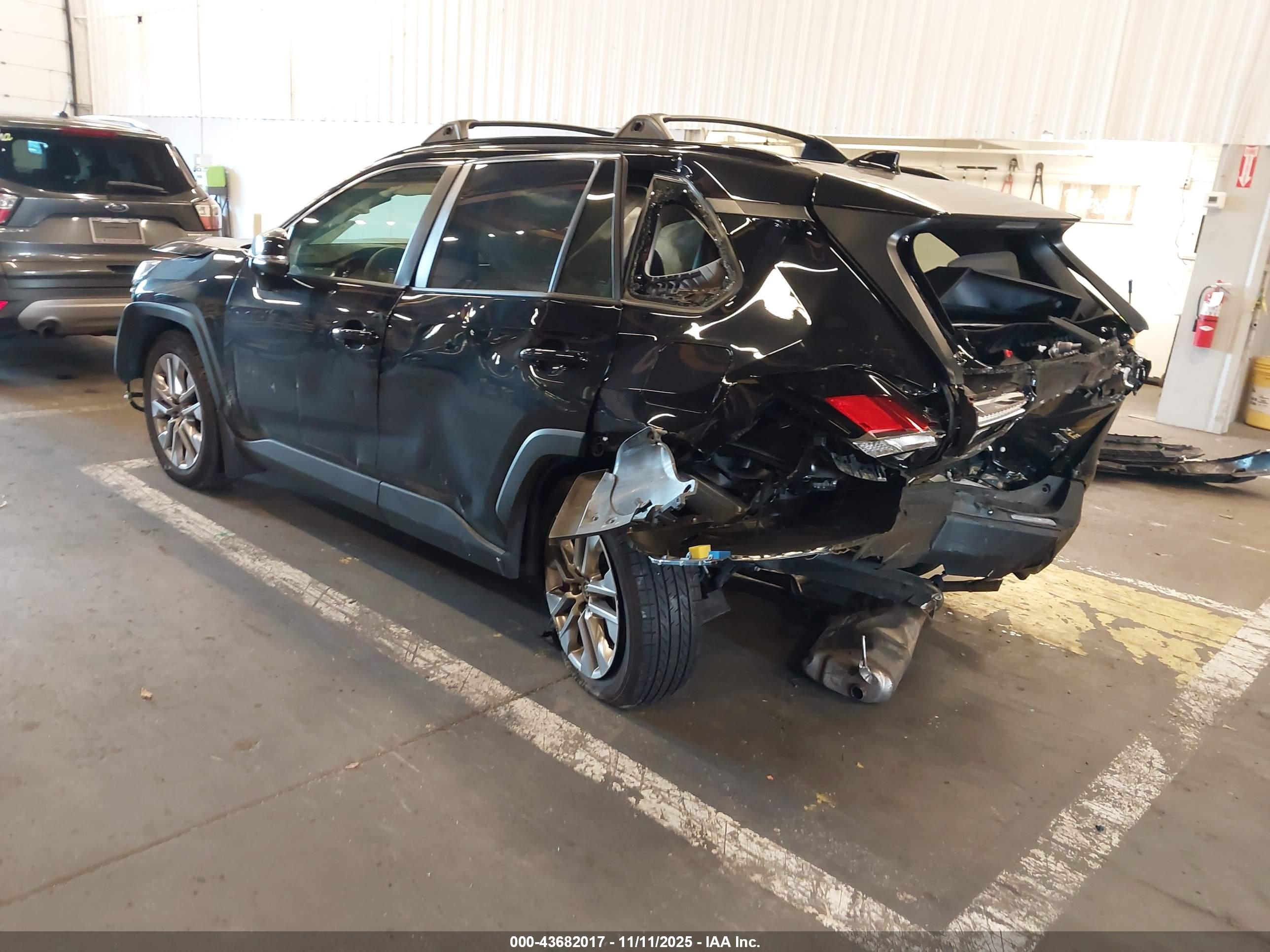 TOYOTA RAV4 image 3