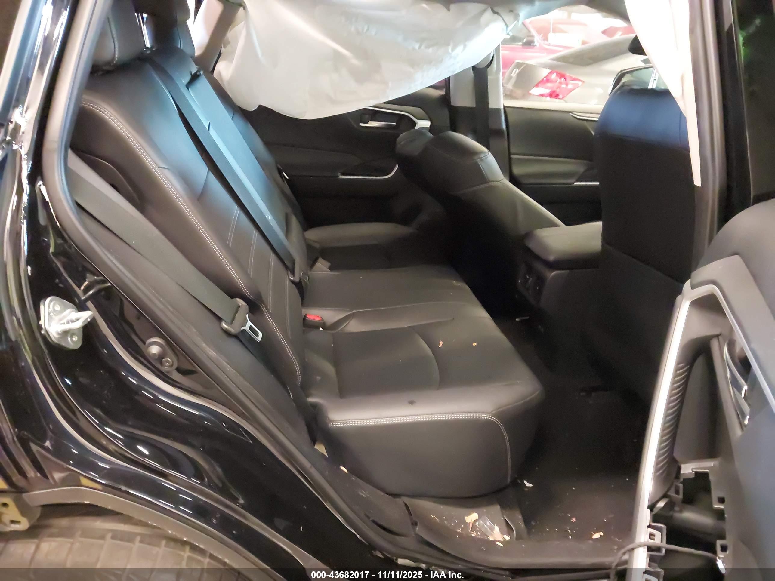 TOYOTA RAV4 image 8