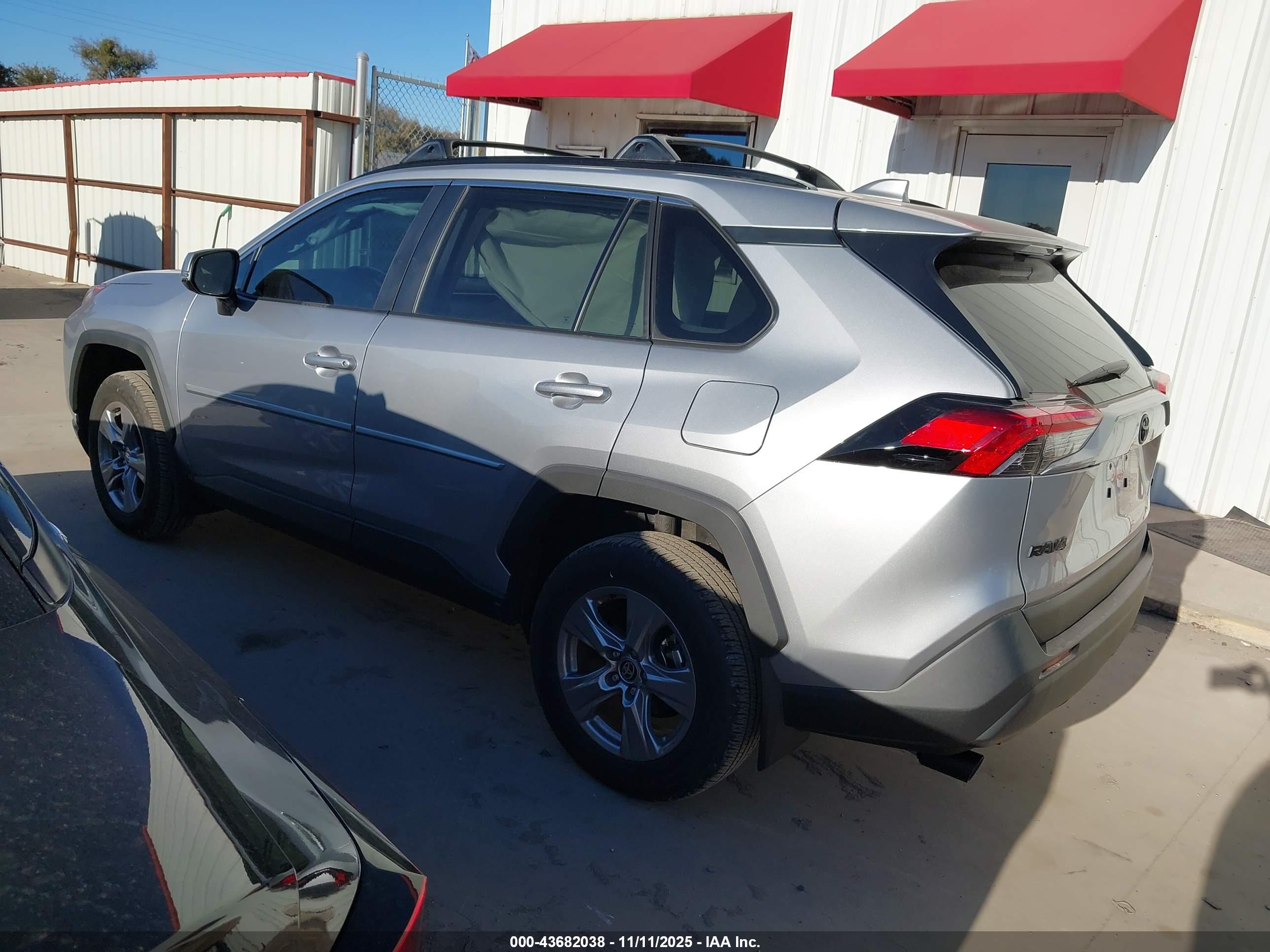 TOYOTA RAV4 image 3