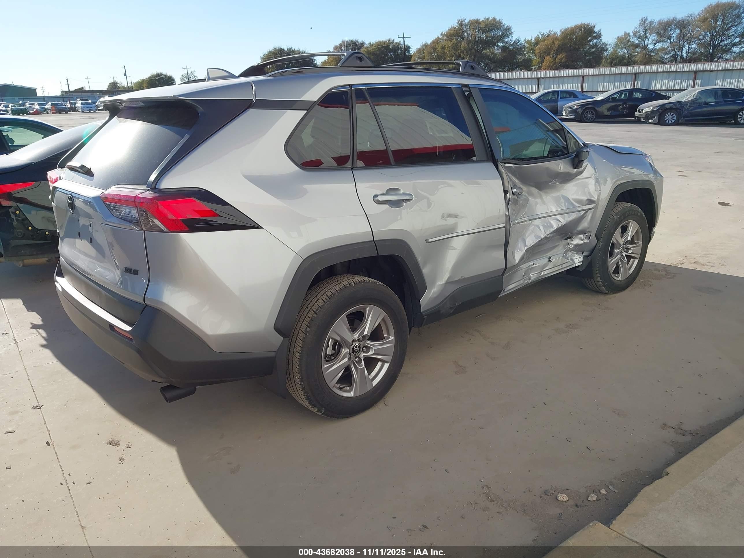 TOYOTA RAV4 image 4