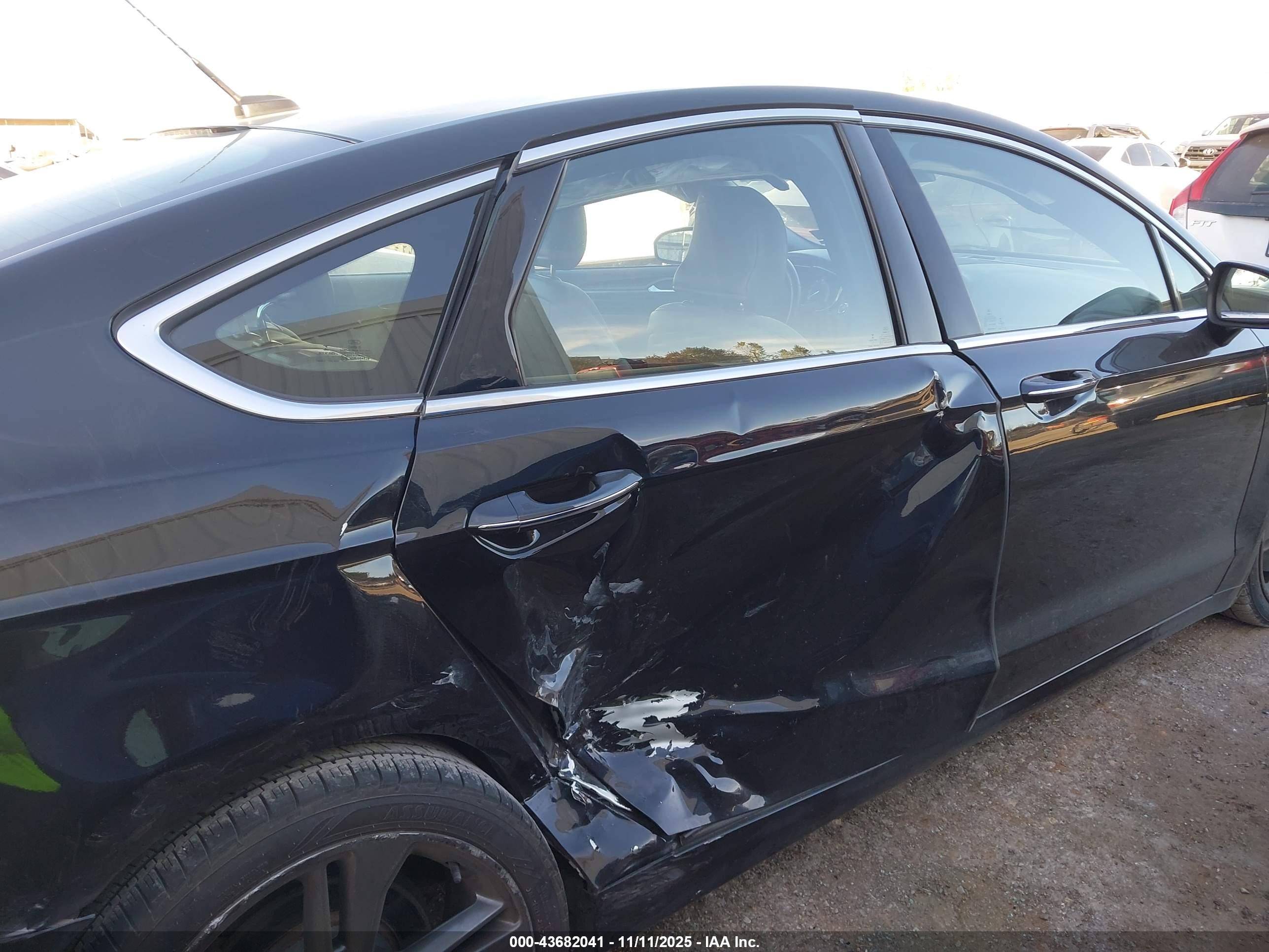 FORD FUSION image 6