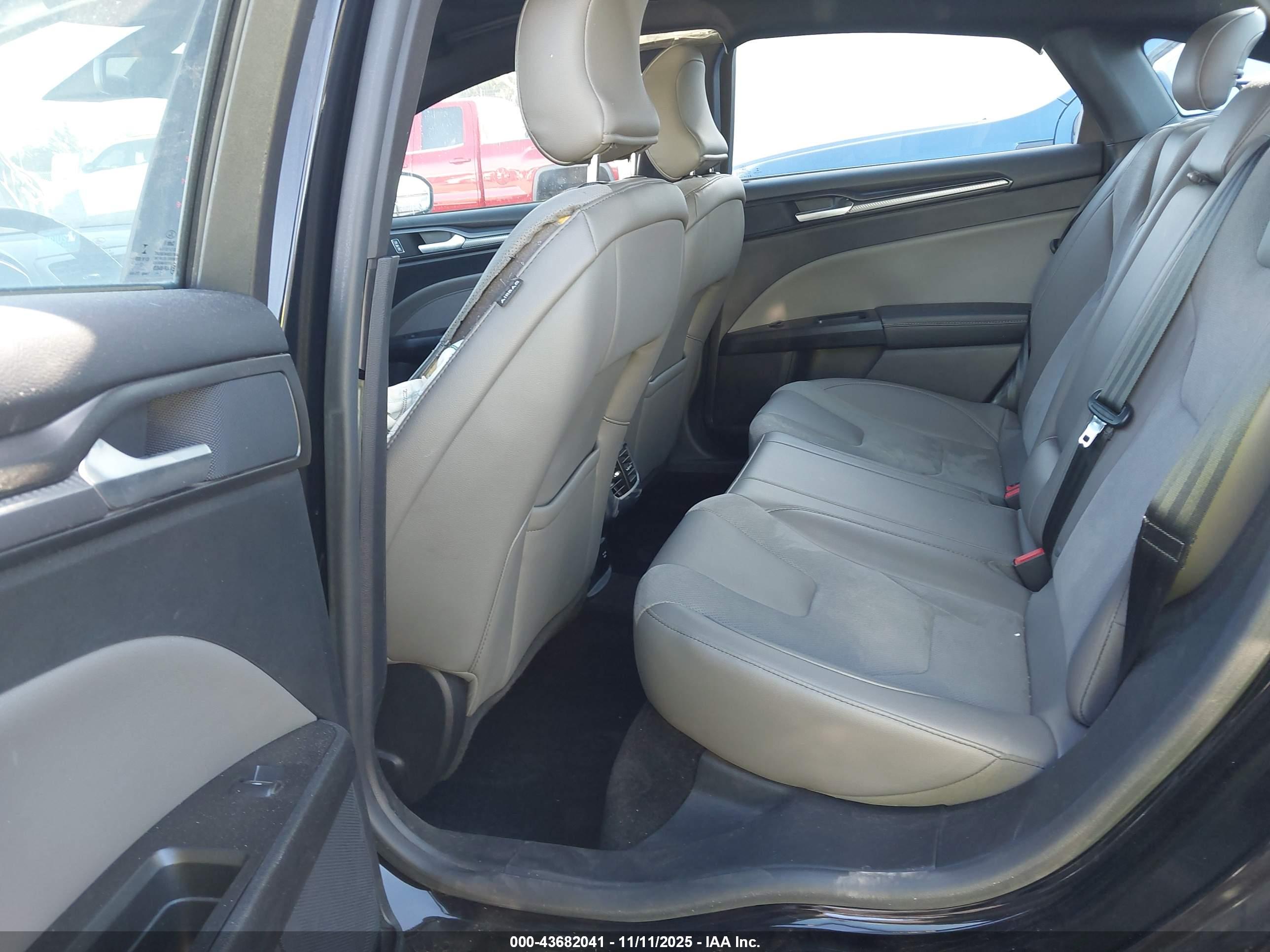 FORD FUSION image 8
