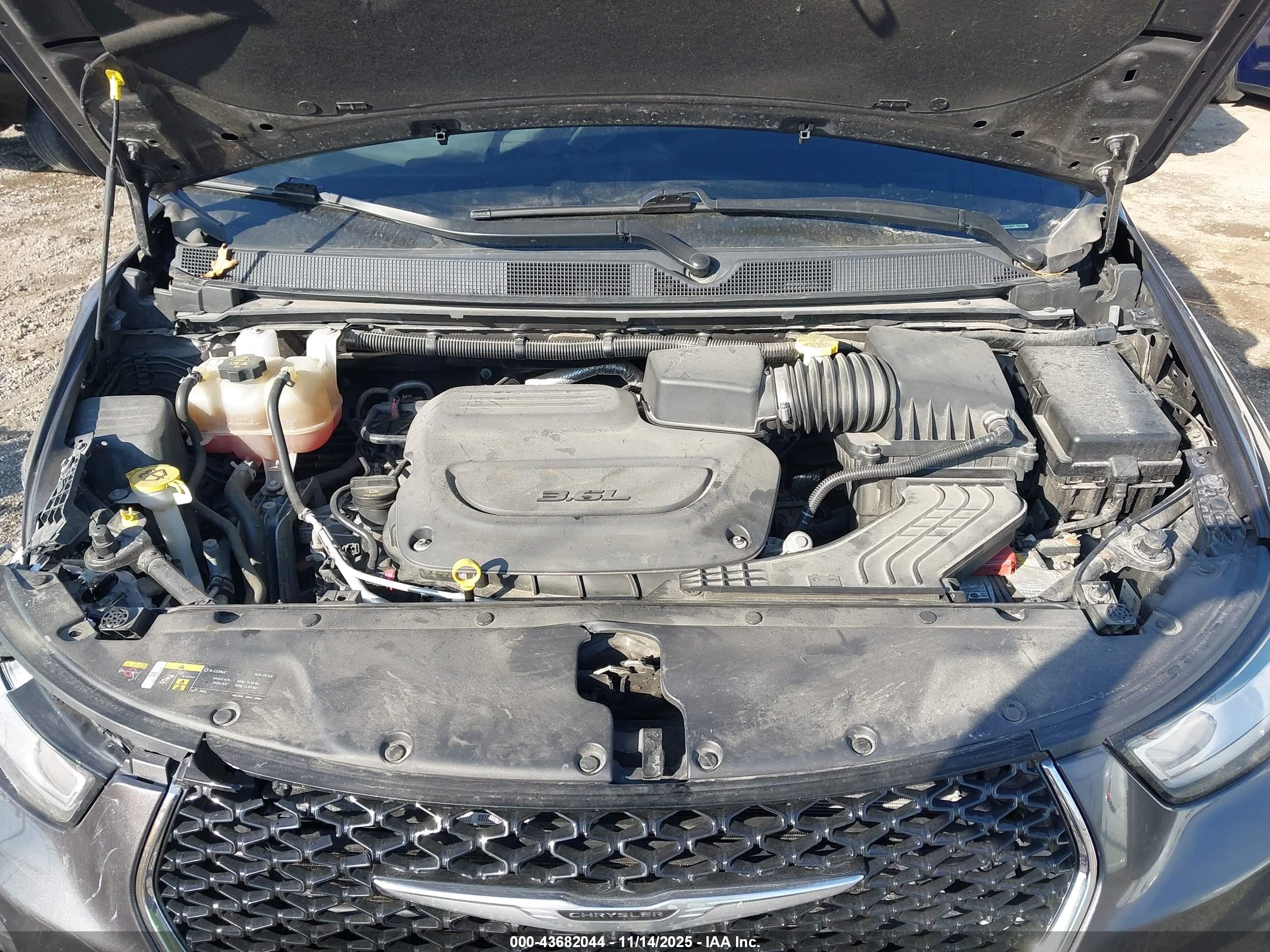 CHRYSLER PACIFICA image 10