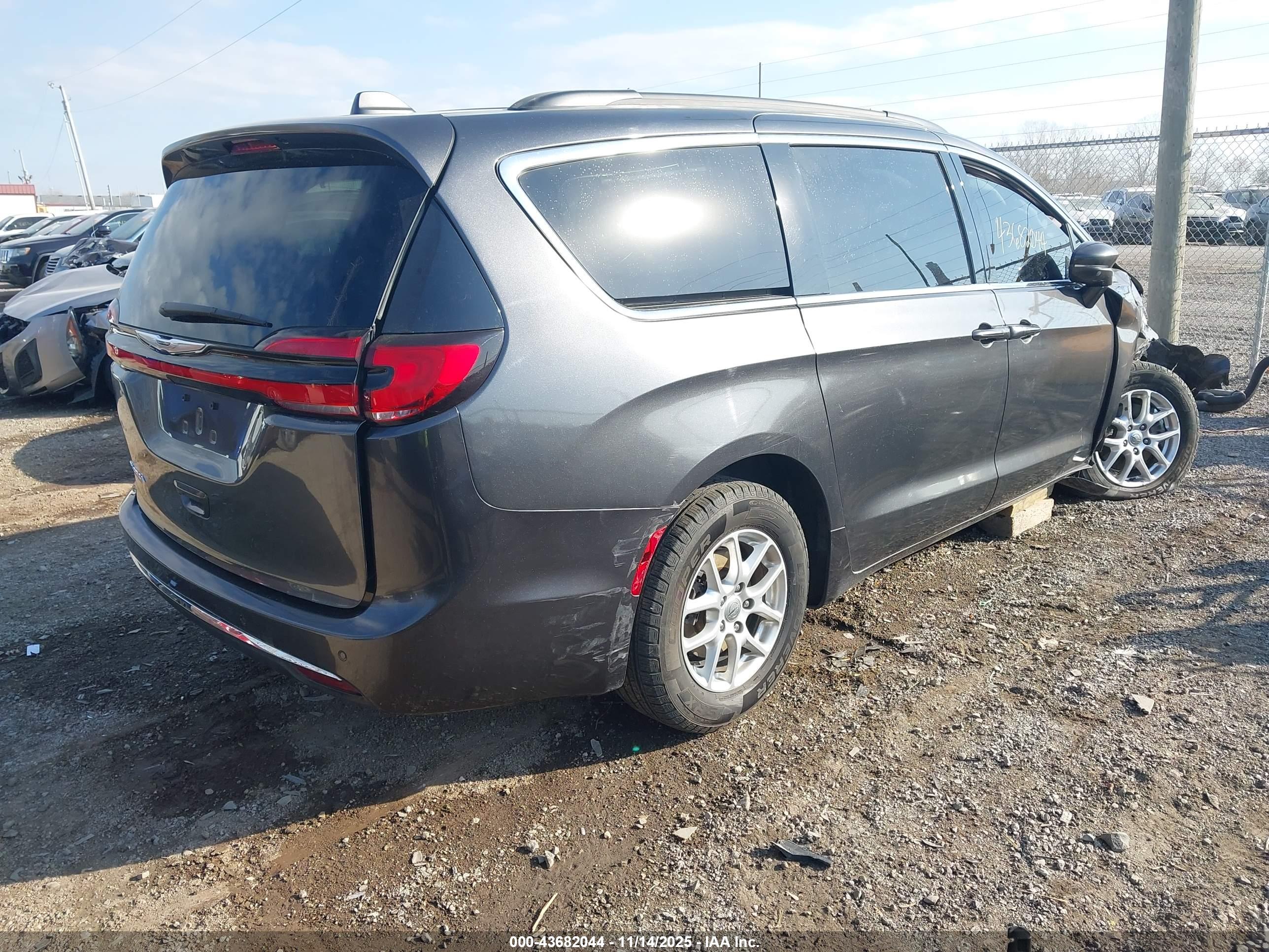 CHRYSLER PACIFICA image 4